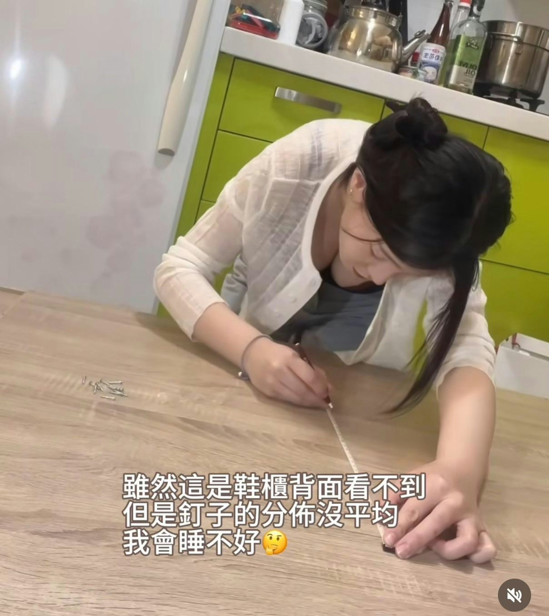 美女醫生網紅綠肥兒又來提升男粉們的血壓值了。這回是在IG上分享「居家組裝櫃子」的DIY片,吸引13萬人給愛心,但男士們通通「辛苦」地表示,為什麼完全看不到櫃子在哪裡。(IG@greenfat.r) 美女醫生網紅綠肥兒又來提升男粉們的血壓值了。這回是在IG上分享「居家組裝櫃子」的DIY片,吸引13萬人給愛心,但男士們通通「辛苦」地表示,為什麼完全看不到櫃子在哪裡。(IG@greenfat.r)