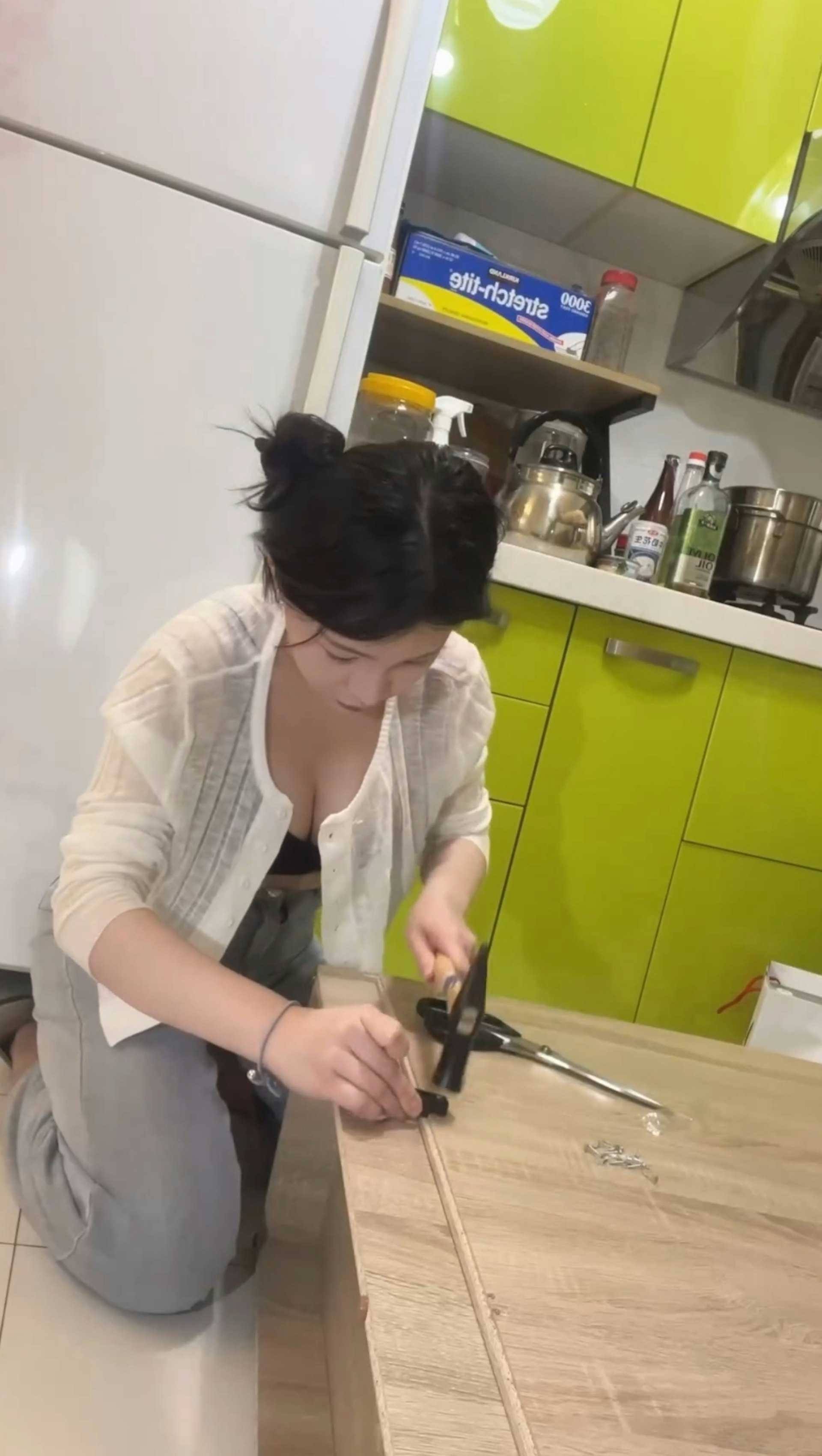 美女醫生網紅綠肥兒又來提升男粉們的血壓值了。這回是在IG上分享「居家組裝櫃子」的DIY片,吸引13萬人給愛心,但男士們通通「辛苦」地表示,為什麼完全看不到櫃子在哪裡。(IG@greenfat.r) 美女醫生網紅綠肥兒又來提升男粉們的血壓值了。這回是在IG上分享「居家組裝櫃子」的DIY片,吸引13萬人給愛心,但男士們通通「辛苦」地表示,為什麼完全看不到櫃子在哪裡。(IG@greenfat.r)