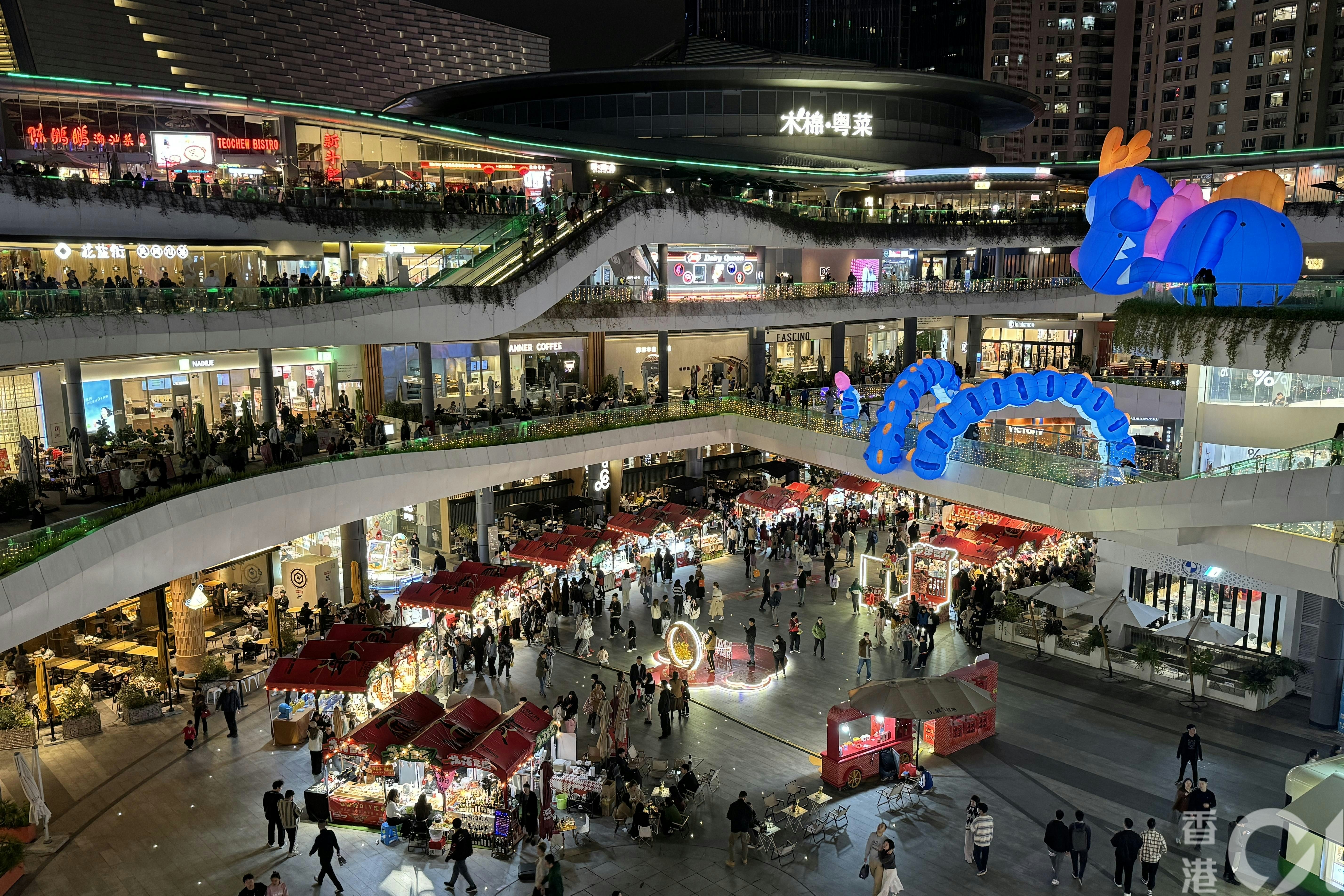 2024年2月26日为元宵佳节，福田的星河COCO Park相比平时周末更为热闹，中庭设有新年市集，商场内亦满布农历新年装饰。（欧阳德浩摄）