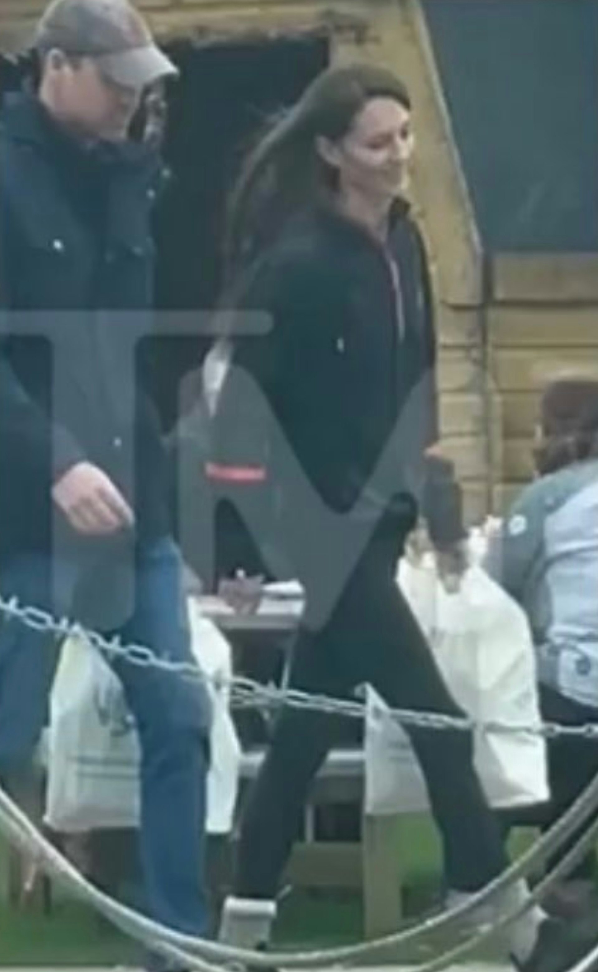 英國王室凱特王妃周末被目擊和威廉王子到溫莎農場商店開心購物,似乎有意以行動破除各種負面臆測。不過BBC記者麥克拉蘭質疑當天和威廉同行的人「顯然不是凱特」,再度炒熱外界有關凱特陰謀論。(Twitter@TMZ) 英國王室凱特王妃周末被目擊和威廉王子到溫莎農場商店開心購物,似乎有意以行動破除各種負面臆測。不過BBC記者麥克拉蘭質疑當天和威廉同行的人「顯然不是凱特」,再度炒熱外界有關凱特陰謀論。(Twitter@TMZ)