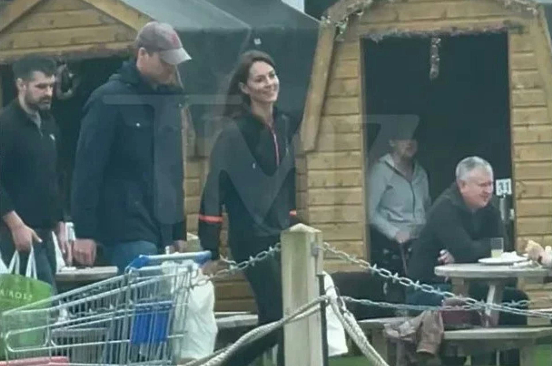 英國王室凱特王妃周末被目擊和威廉王子到溫莎農場商店開心購物,似乎有意以行動破除各種負面臆測。不過BBC記者麥克拉蘭質疑當天和威廉同行的人「顯然不是凱特」,再度炒熱外界有關凱特陰謀論。(Twitter@TMZ) 英國王室凱特王妃周末被目擊和威廉王子到溫莎農場商店開心購物,似乎有意以行動破除各種負面臆測。不過BBC記者麥克拉蘭質疑當天和威廉同行的人「顯然不是凱特」,再度炒熱外界有關凱特陰謀論。(Twitter@TMZ)