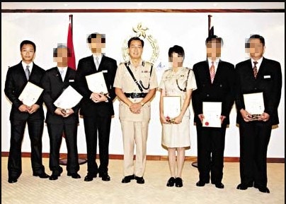 被告许思汉(左一)曾因表现出色获时任警务署长曾荫培(左四)嘉许。(警声照片)