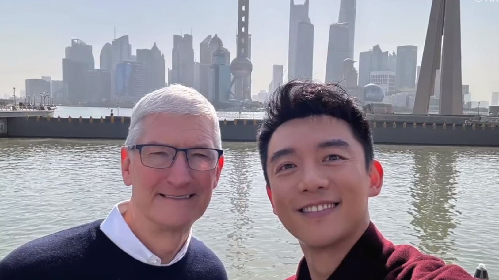 蘋果（Apple）行政總裁庫克（Tim Cook）2024年3月20日在上海外灘與中國演員鄭愷散步。（Tim Cook微博截圖）