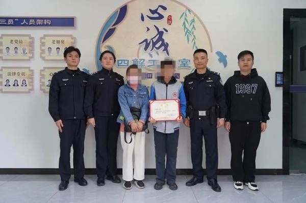 警方為14歲男生頒發榮譽證書。（西湖之聲）