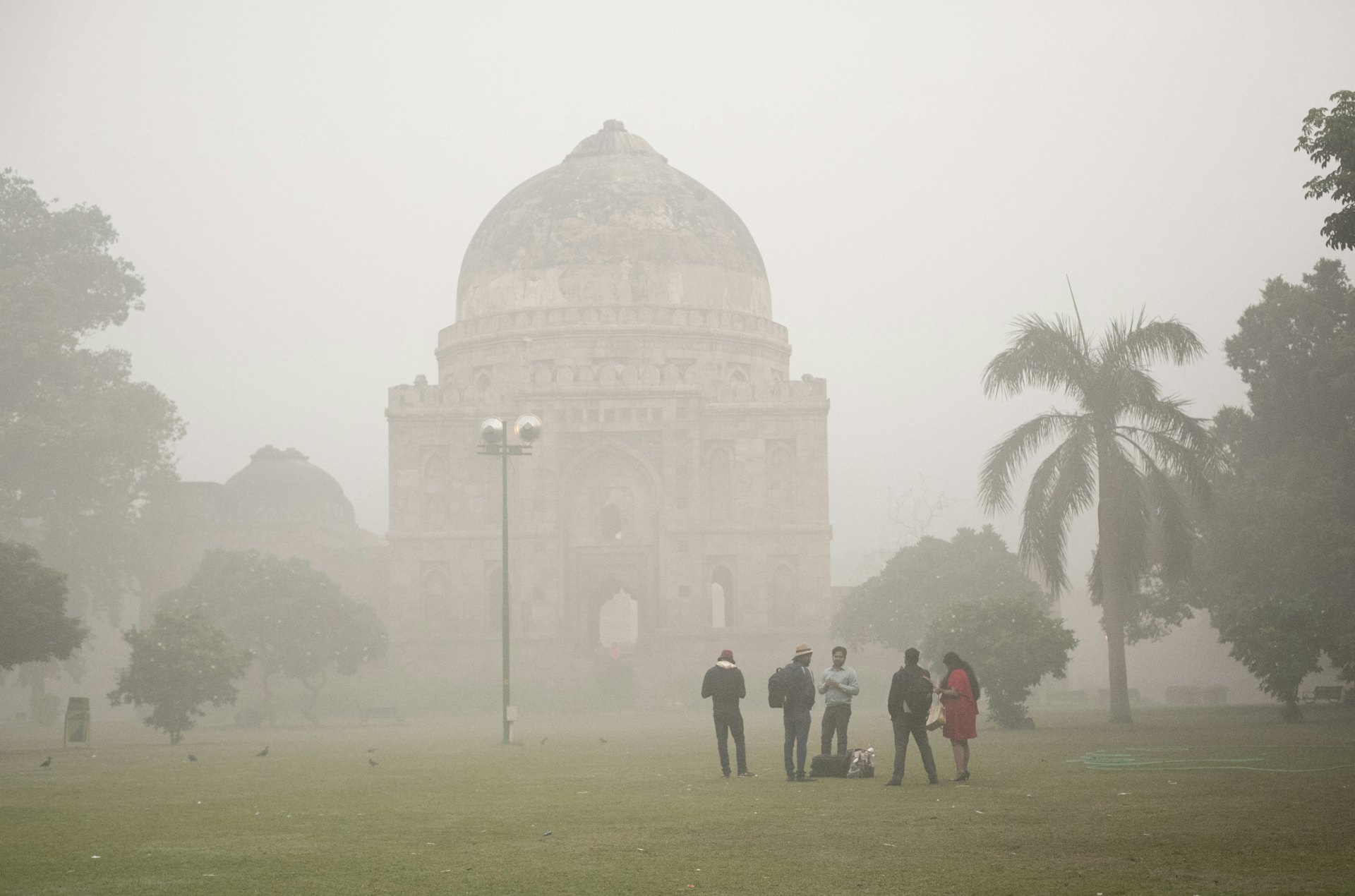 空氣污染問題都是影響印度生育率下降的元兇之一。圖為2016年11月7日，遭受嚴重空氣污染的印度首都德里。（Getty Images）