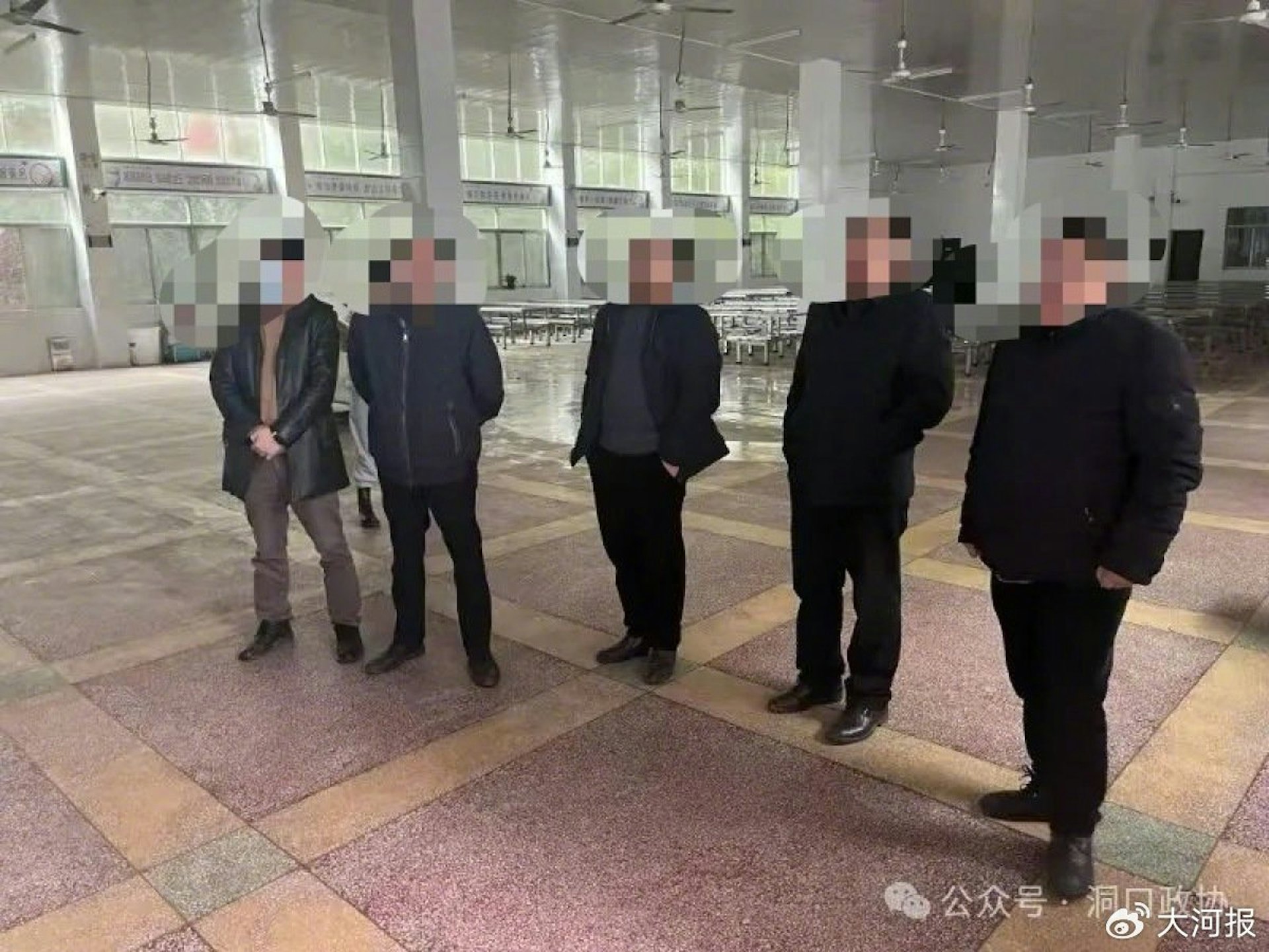 網傳湖南省洞口縣政協主席尹小龍,疑似涉嫌嫖宿幼女日前被警方控制。(網上圖片) 網傳湖南省洞口縣政協主席尹小龍,疑似涉嫌嫖宿幼女日前被警方控制。(網上圖片)