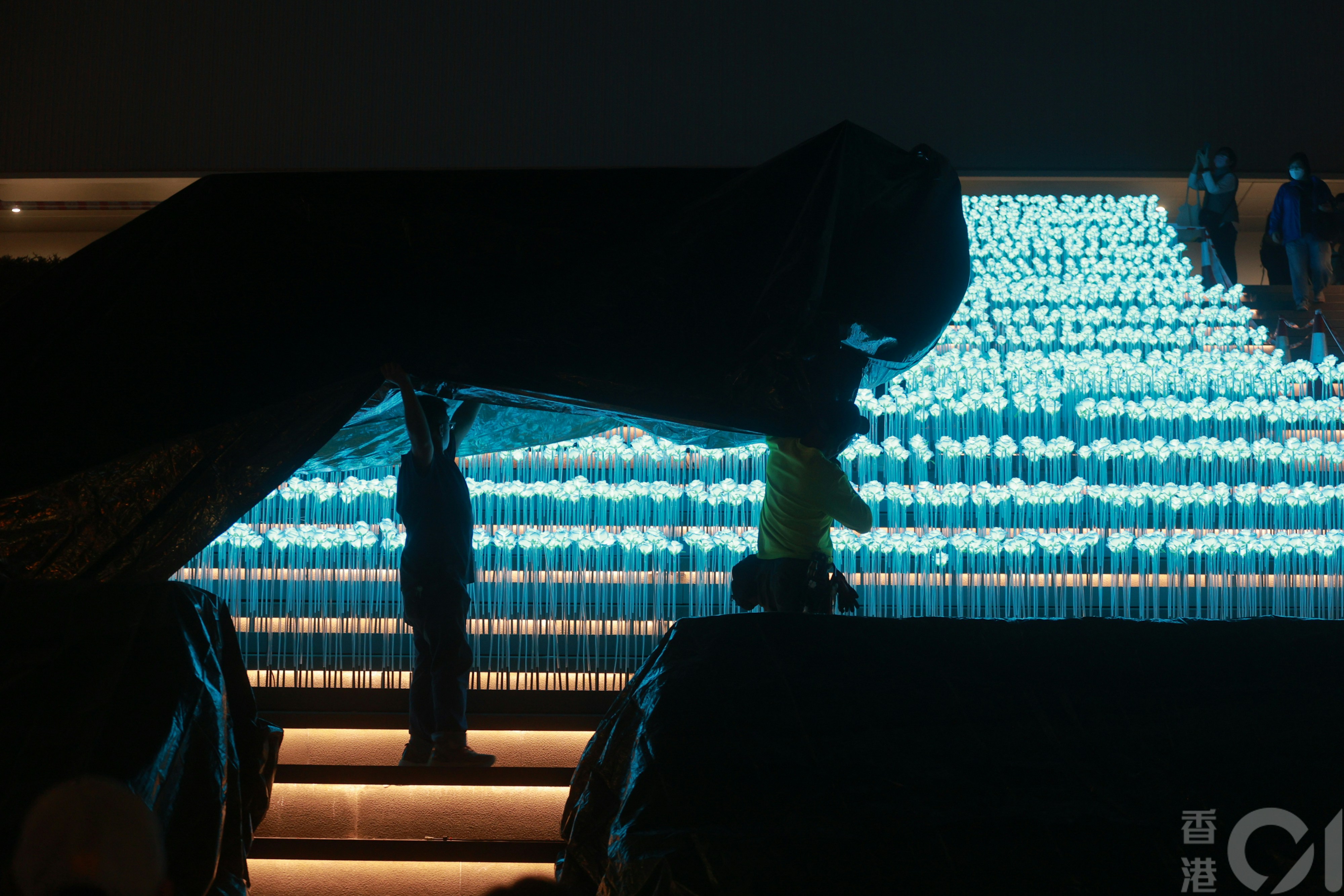 东九文化中心LED白玫瑰花海3月20日曝光被指似灵堂，晚上7时许进行试灯后，工作人员其后用黑色胶布覆盖。（罗国辉摄）