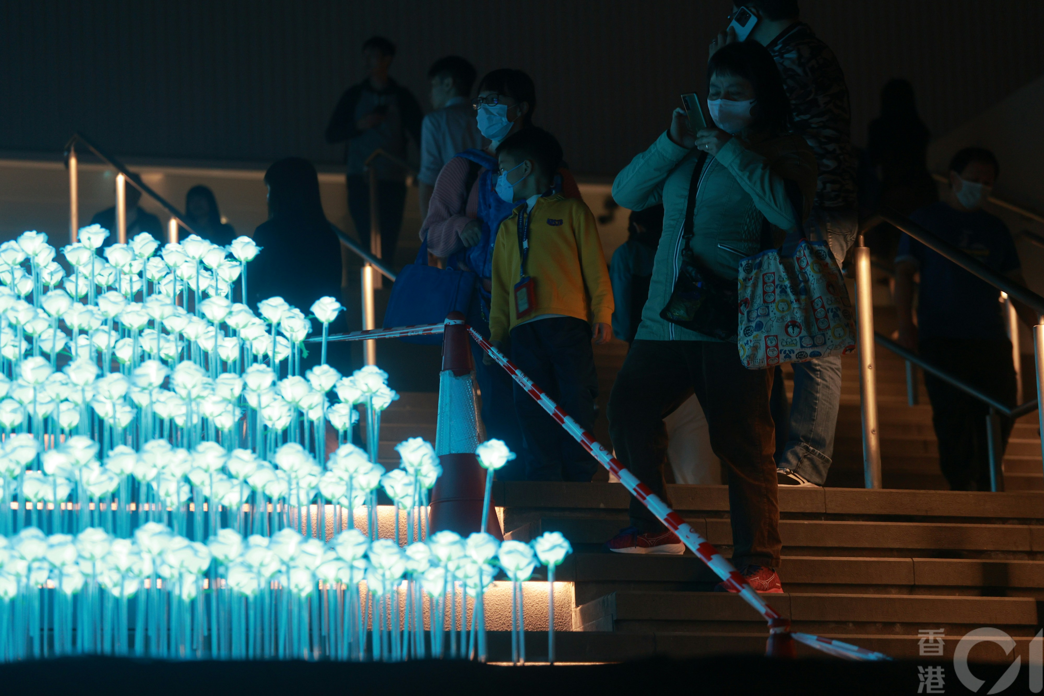 东九文化中心LED白玫瑰花海3月20日曝光被指似灵堂，晚上7时许进行试灯，可见变成一片蓝花海，吸引路经市民拍摄。（罗国辉摄）