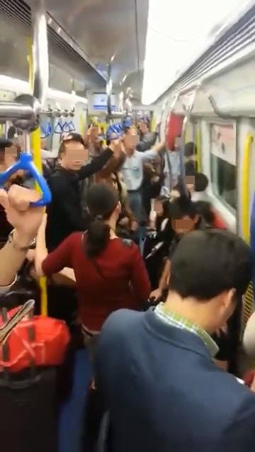 本港网络近日疯传1段影片，港铁东铁线车厢内有内地男子与港男争执。（影片截图）
