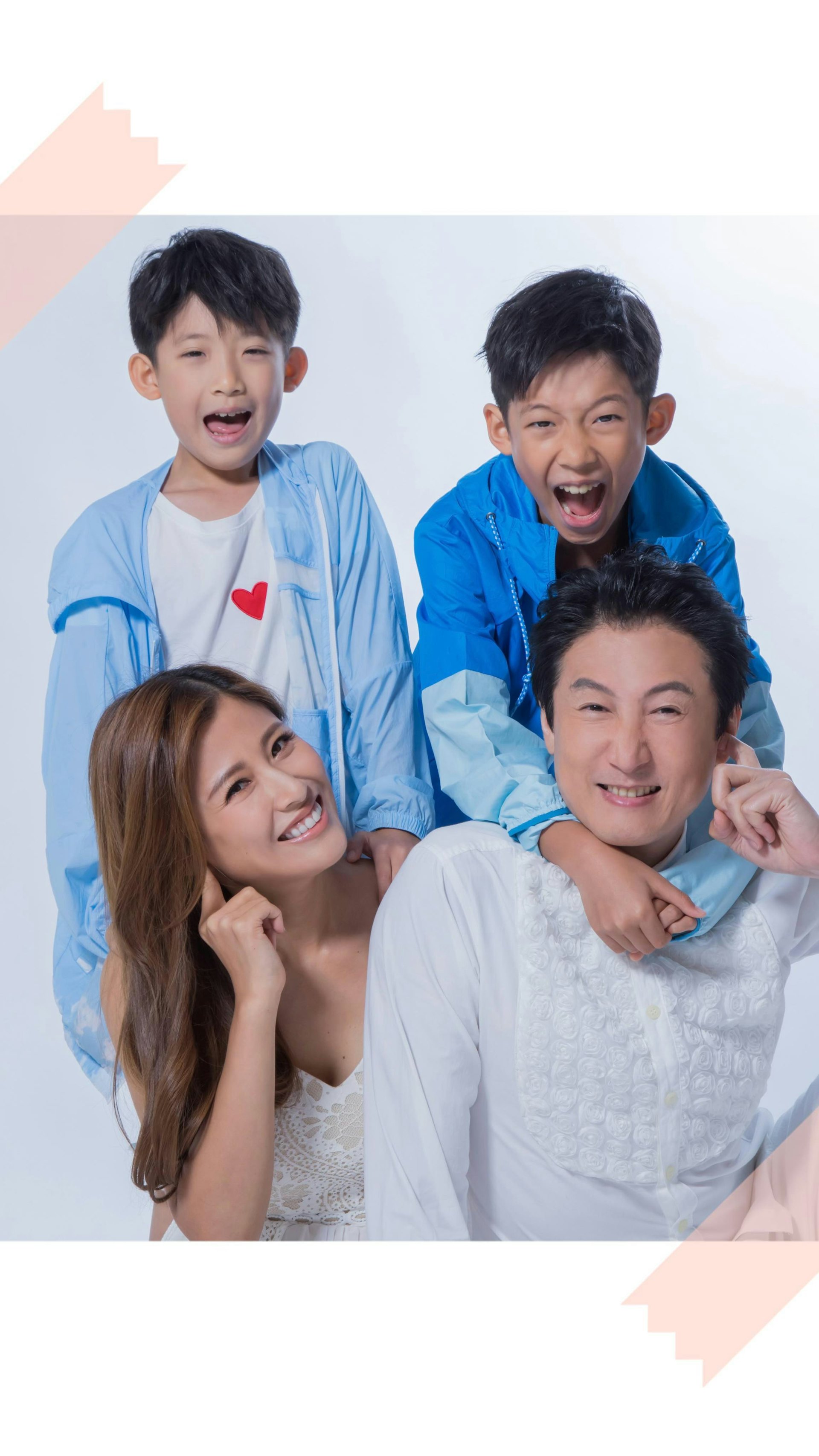 一家四口幸福美滿。(IG@janetchowkawai)