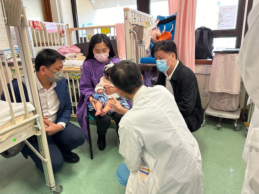 立法会议员邓家彪与关注组织上月到屯门医院探访小雪儿。（香港关怀力量提供）