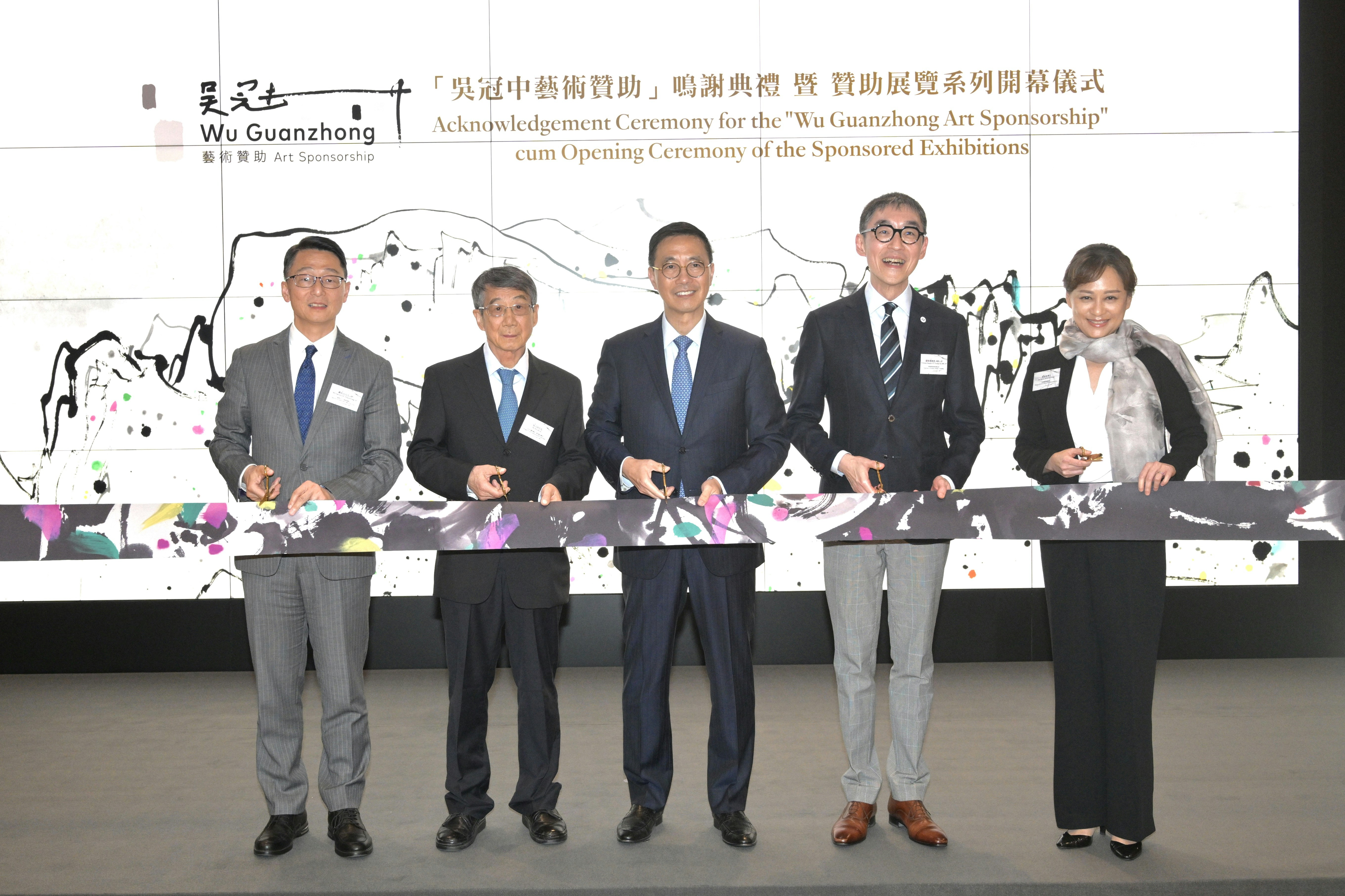 圖示（左起）主禮嘉賓康樂及文化事務署署長劉明光、「吳冠中藝術贊助」專項基金贊助人吳可雨、文化體育及旅遊局局長楊潤雄、博物館諮詢委員會主席蘇彰德教授和香港藝術館總館長莫家詠博士主持剪綵儀式。（政府新聞處圖片）