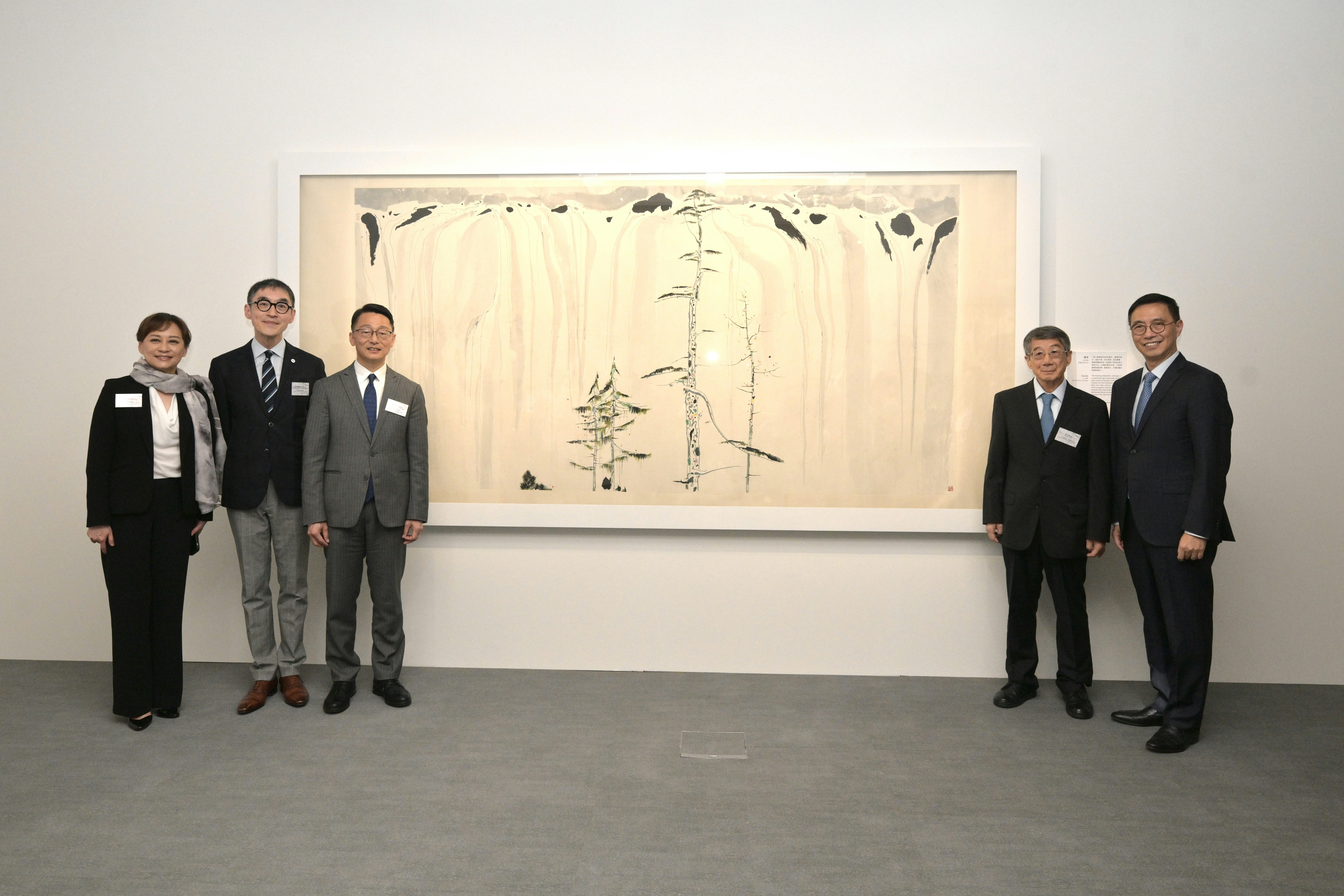 主禮嘉賓（右起）文化體育及旅遊局局長楊潤雄、「吳冠中藝術贊助」專項基金贊助人吳可雨、康樂及文化事務署署長劉明光、博物館諮詢委員會主席蘇彰德教授和香港藝術館總館長莫家詠博士於吳冠中作品《瀑布》前合照。（政府新聞處圖片）