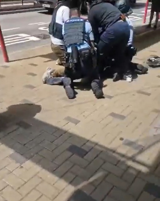 男子遭警员压在地上制服。（受访者提供影片穿截图）