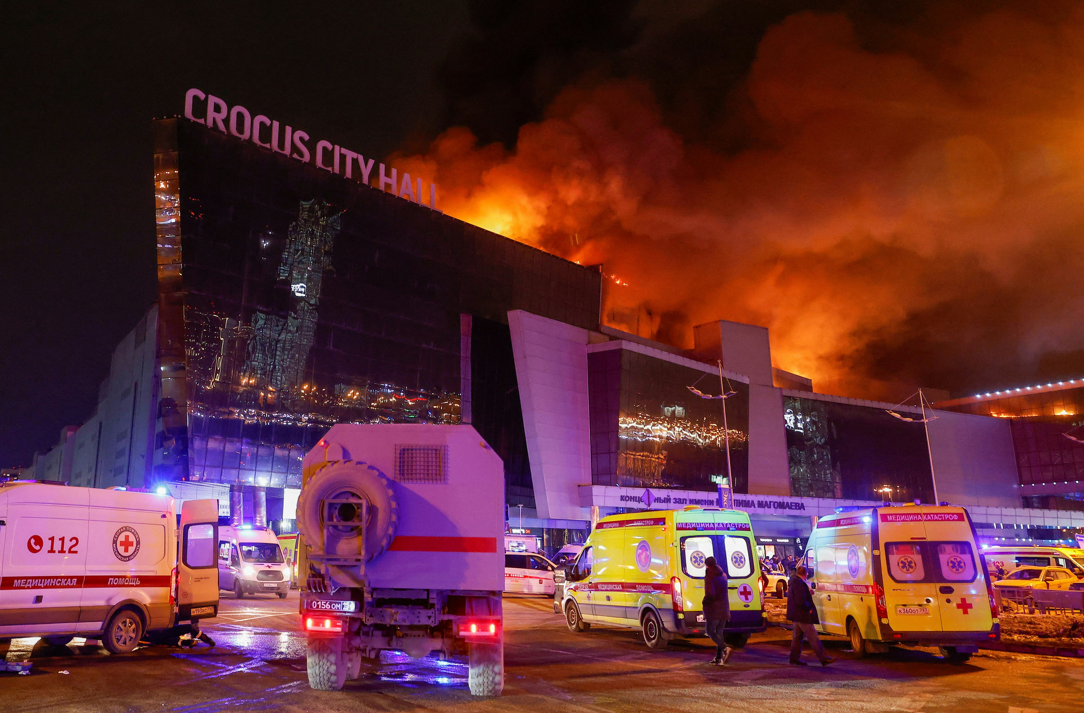 圖為2024年3月22日，莫斯科附近一間大會堂音樂廳發生大型槍擊事件，場內更傳出爆炸，火光熊熊。（Reuters）