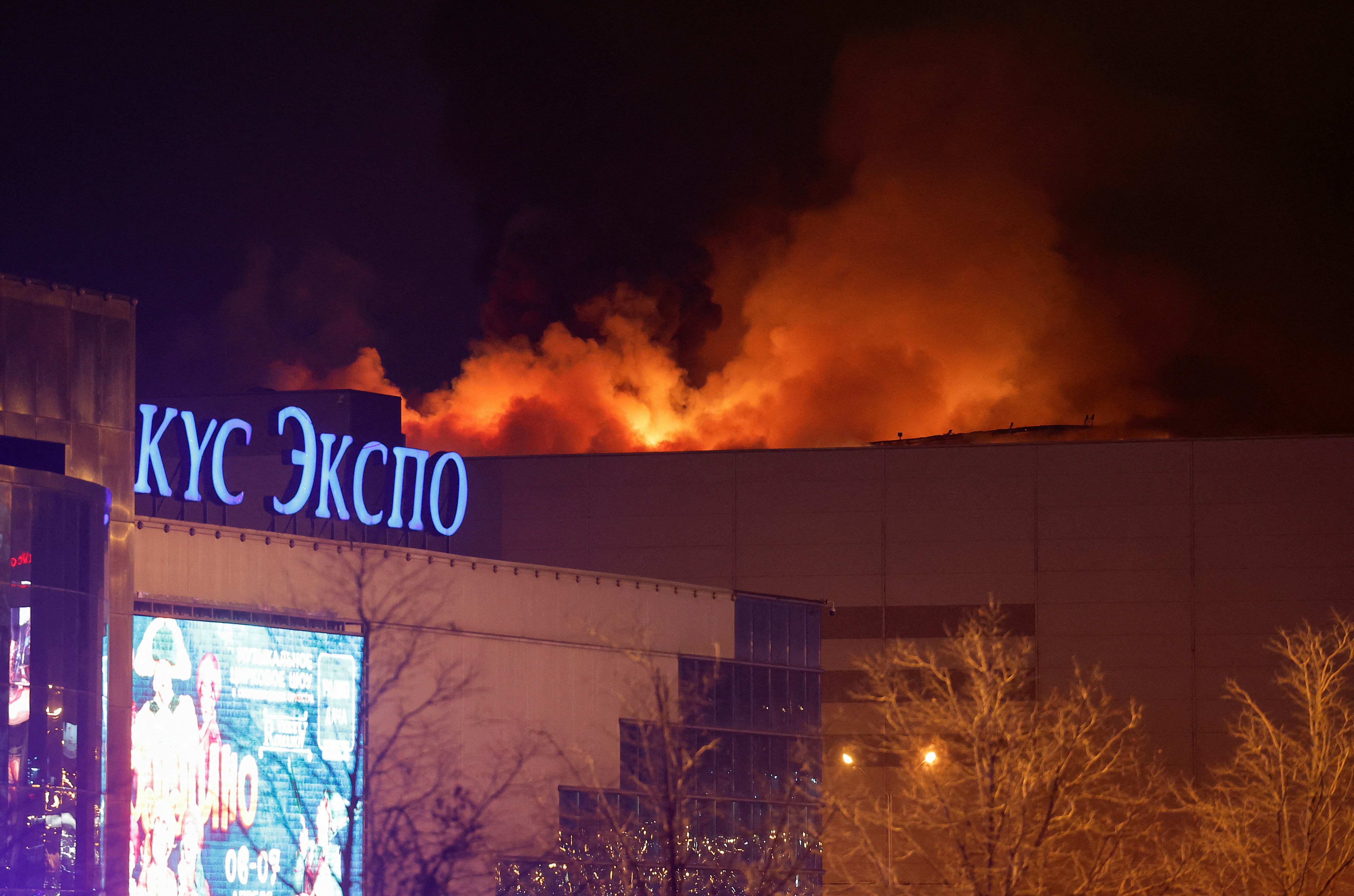 图为2024年3月22日，莫斯科附近一间大会堂音乐厅发生大型枪击事件，场内更传出爆炸，火光熊熊。（Reuters）