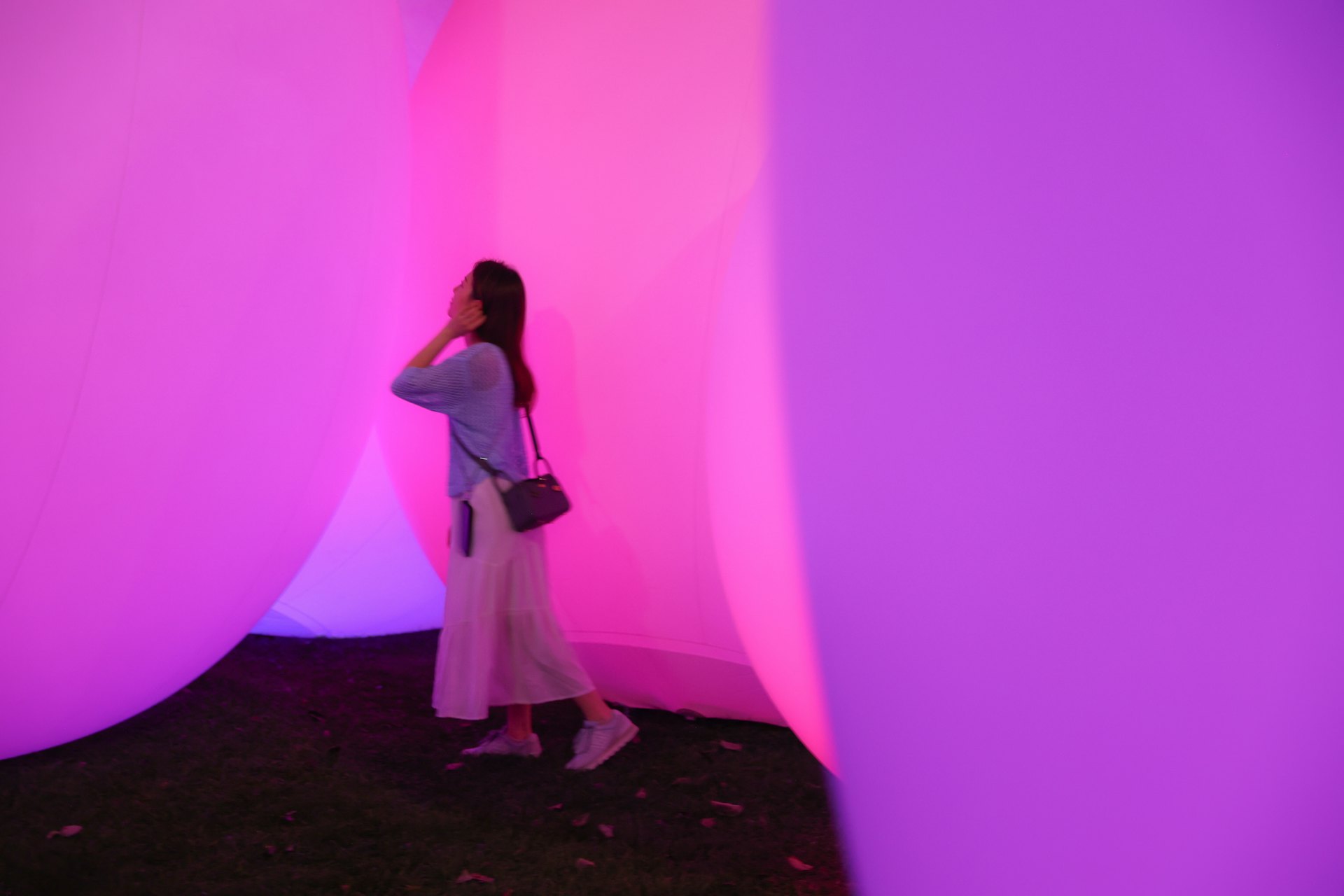 設於金鐘添馬公園的「teamLab:光漣」3月24日晚亮燈,有市民成功入內先行試行,不少人擺甫士打卡。(蘇煒然攝) 設於金鐘添馬公園的「teamLab:光漣」3月24日晚亮燈,有市民成功入內先行試行,不少人擺甫士打卡。(蘇煒然攝)