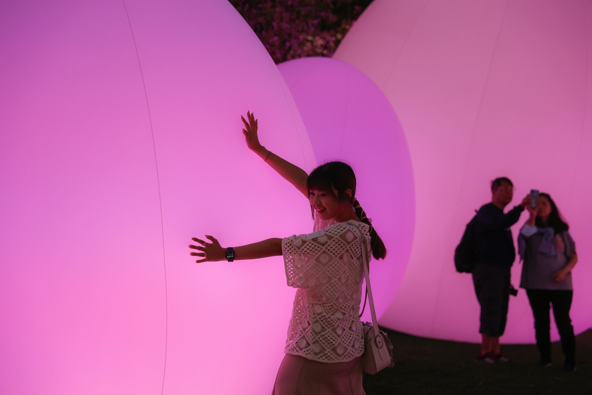 設於金鐘添馬公園的「teamLab:光漣」3月24日晚亮燈,有市民成功入內先行試行,不少人擺甫士打卡。(蘇煒然攝) 設於金鐘添馬公園的「teamLab:光漣」3月24日晚亮燈,有市民成功入內先行試行,不少人擺甫士打卡。(蘇煒然攝)