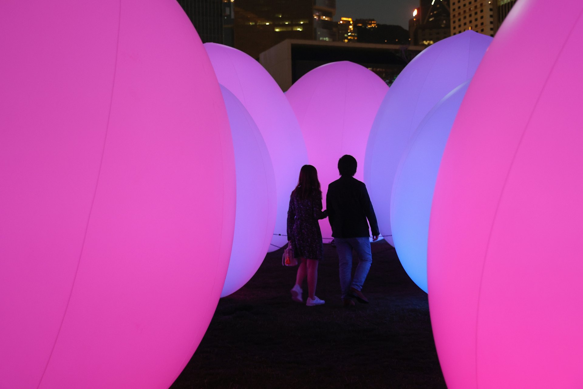 設於金鐘添馬公園的「teamLab:光漣」3月24日晚亮燈,有市民成功入內先行試行,不少人擺甫士打卡。(蘇煒然攝) 設於金鐘添馬公園的「teamLab:光漣」3月24日晚亮燈,有市民成功入內先行試行,不少人擺甫士打卡。(蘇煒然攝)