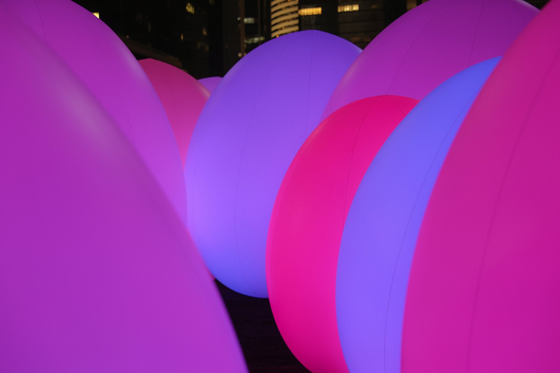 設於金鐘添馬公園的「teamLab:光漣」3月24日晚亮燈,有市民成功入內先行試行,不少人擺甫士打卡。(蘇煒然攝) 設於金鐘添馬公園的「teamLab:光漣」3月24日晚亮燈,有市民成功入內先行試行,不少人擺甫士打卡。(蘇煒然攝)