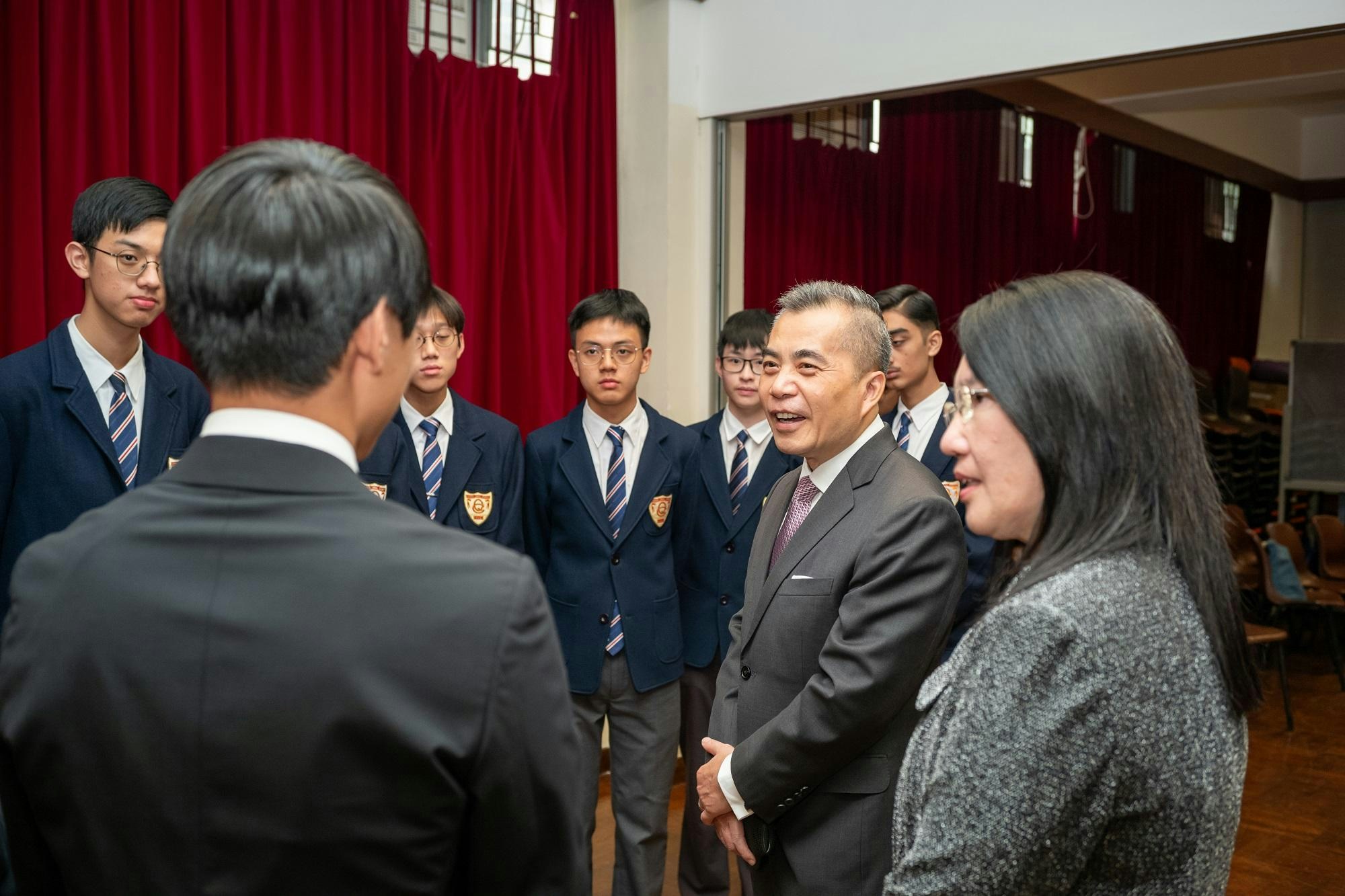 前律政司司長黃仁龍出任母校校友會「皇仁舊生會」名譽會長，不時回校與學弟分享。（皇仁舊生會提供圖片)