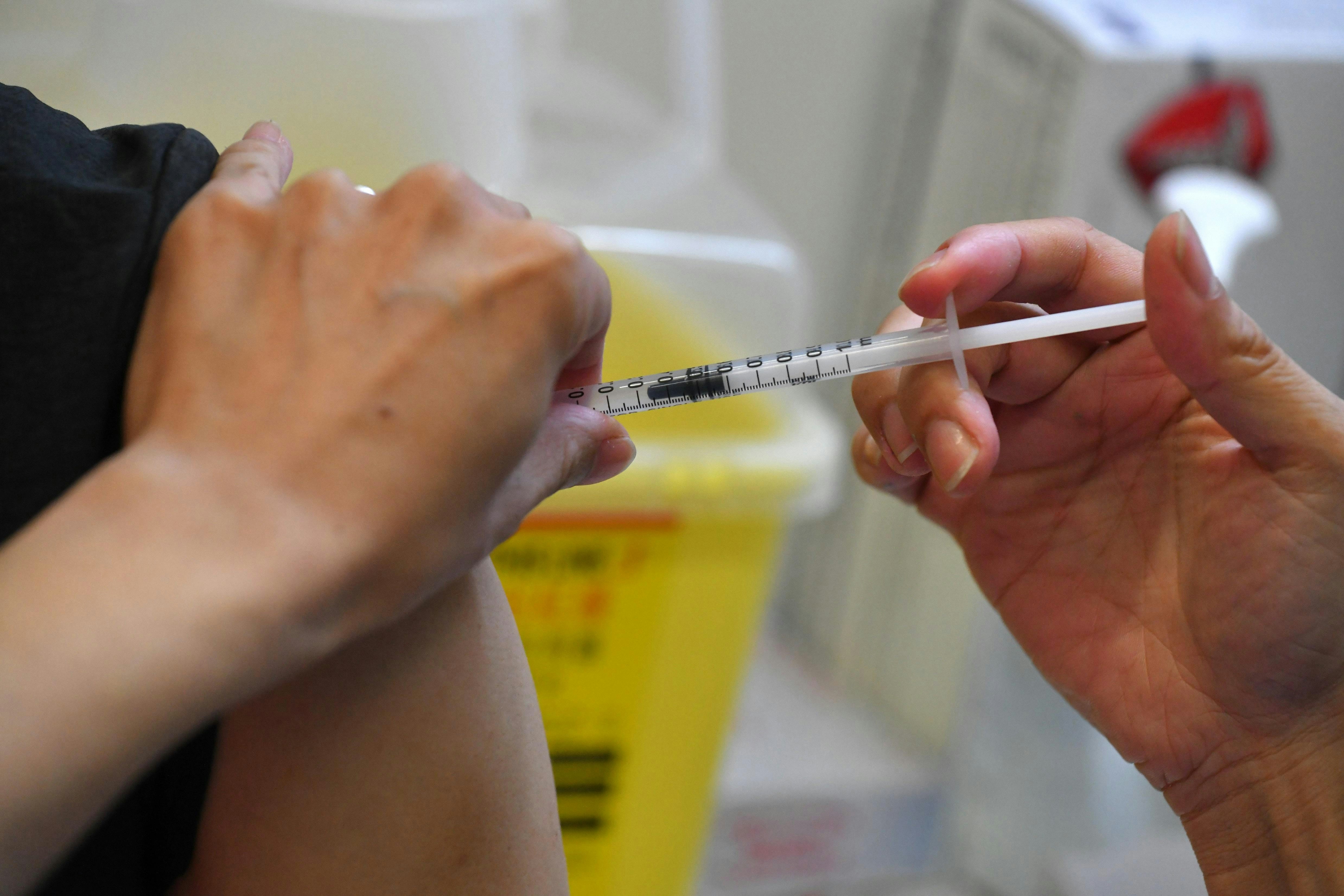 衛生防護中心強烈呼籲，高風險群組應盡快接種新冠疫苗加強劑。（資料圖片）