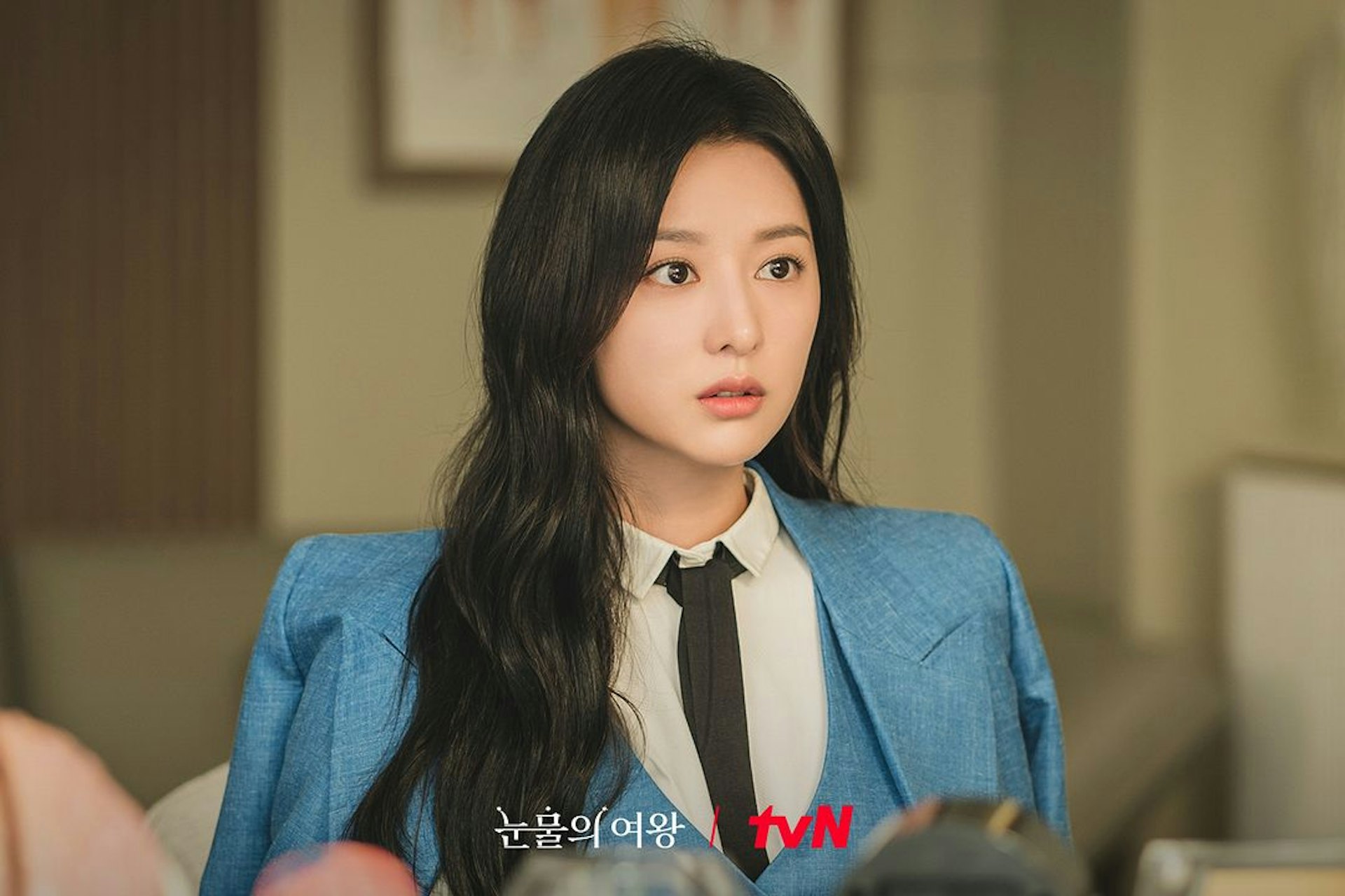 《淚之女王》金智媛千金風造型1. 鮮明色彩套裝(IG@tvn_drama) 《淚之女王》金智媛千金風造型1. 鮮明色彩套裝(IG@tvn_drama)