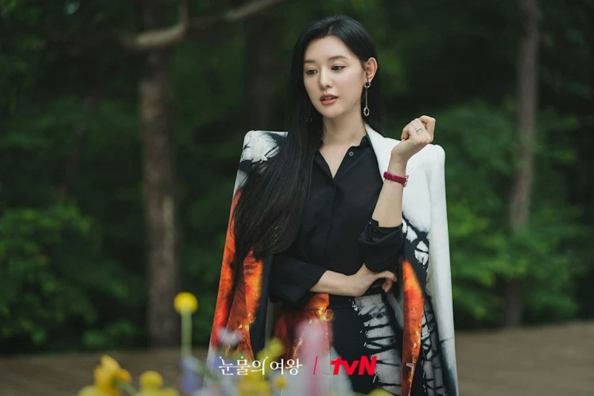 《淚之女王》金智媛飾演的財閥千金「洪海仁」以高級名牌套裝與強大氣場深植人心。(IG@tvn_drama)