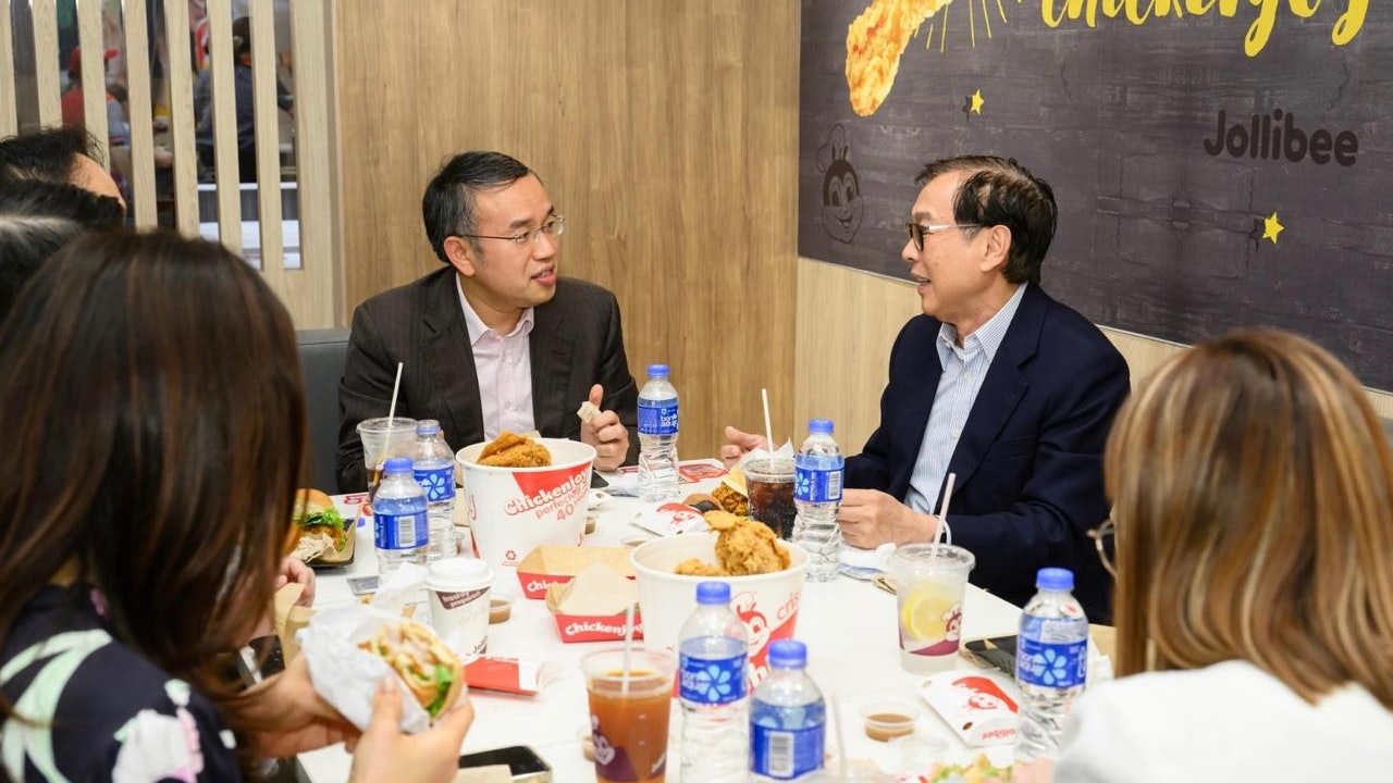 許正宇與快樂蜂創辧人品嚐炸雞 席間討論香港對海外企業家吸引力 許正宇與快樂蜂創辧人品嚐炸雞 席間討論香港對海外企業家吸引力