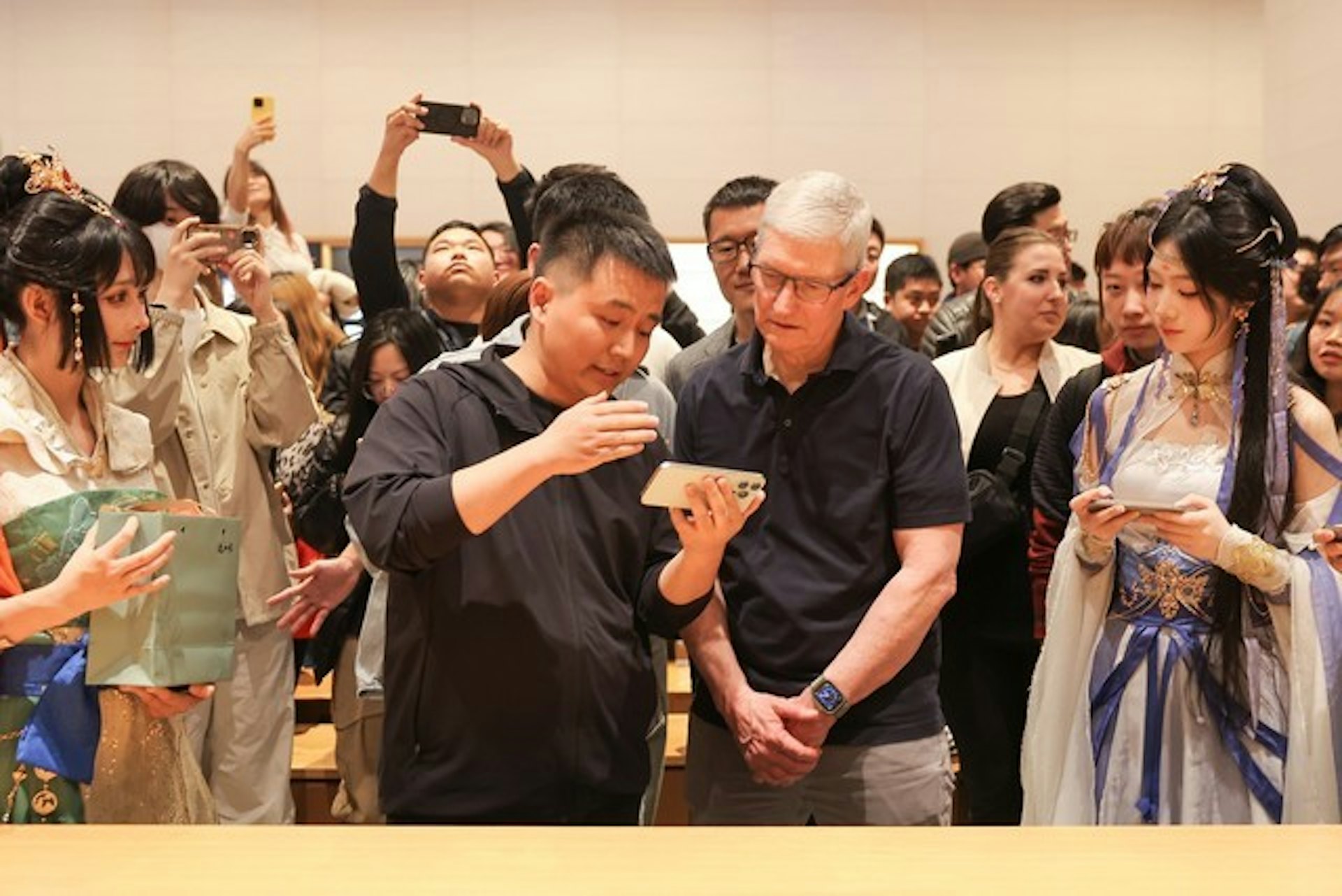 蘋果CEO到訪中國行程結束,微博留言表示:這裏有獨特的魅力。(微博) 蘋果CEO到訪中國行程結束,微博留言表示:這裏有獨特的魅力。(微博)
