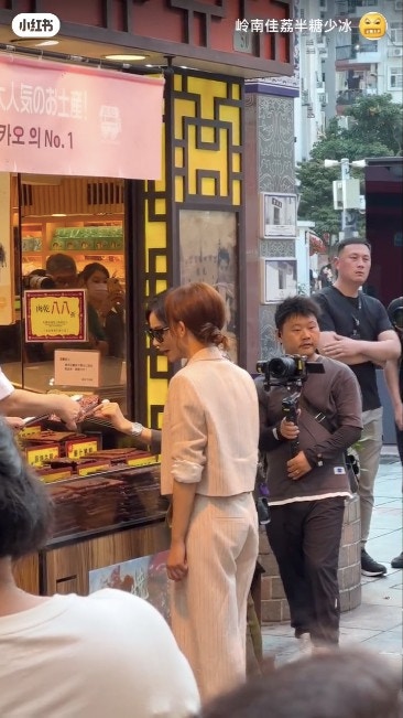 罗子溢夫妻档，与刘嘉玲在澳门拍摄节目。（小红书截图）