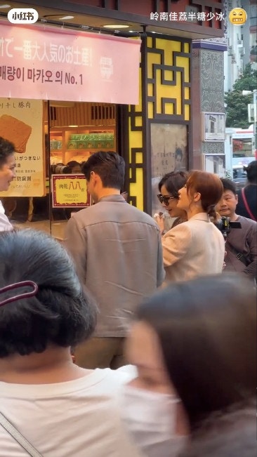 罗子溢夫妻档，与刘嘉玲在澳门拍摄节目。（小红书截图）