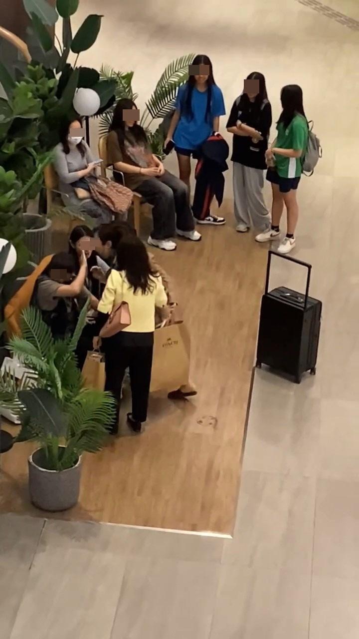本网络近日流传影片，见到东涌东荟城大堂座椅位置，有1名作贵妇打扮的内地妇人正向坐在座椅上的2名女子咆哮。（影片截图）