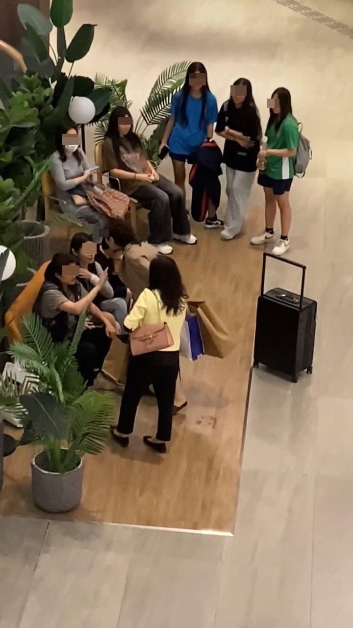 第1段影片见到，东涌东荟城大堂座椅位置，穿啡色大褛、连身裙的内地贵妇正在「冲击」坐在大堂坐椅上的2名女子。（影片截图）