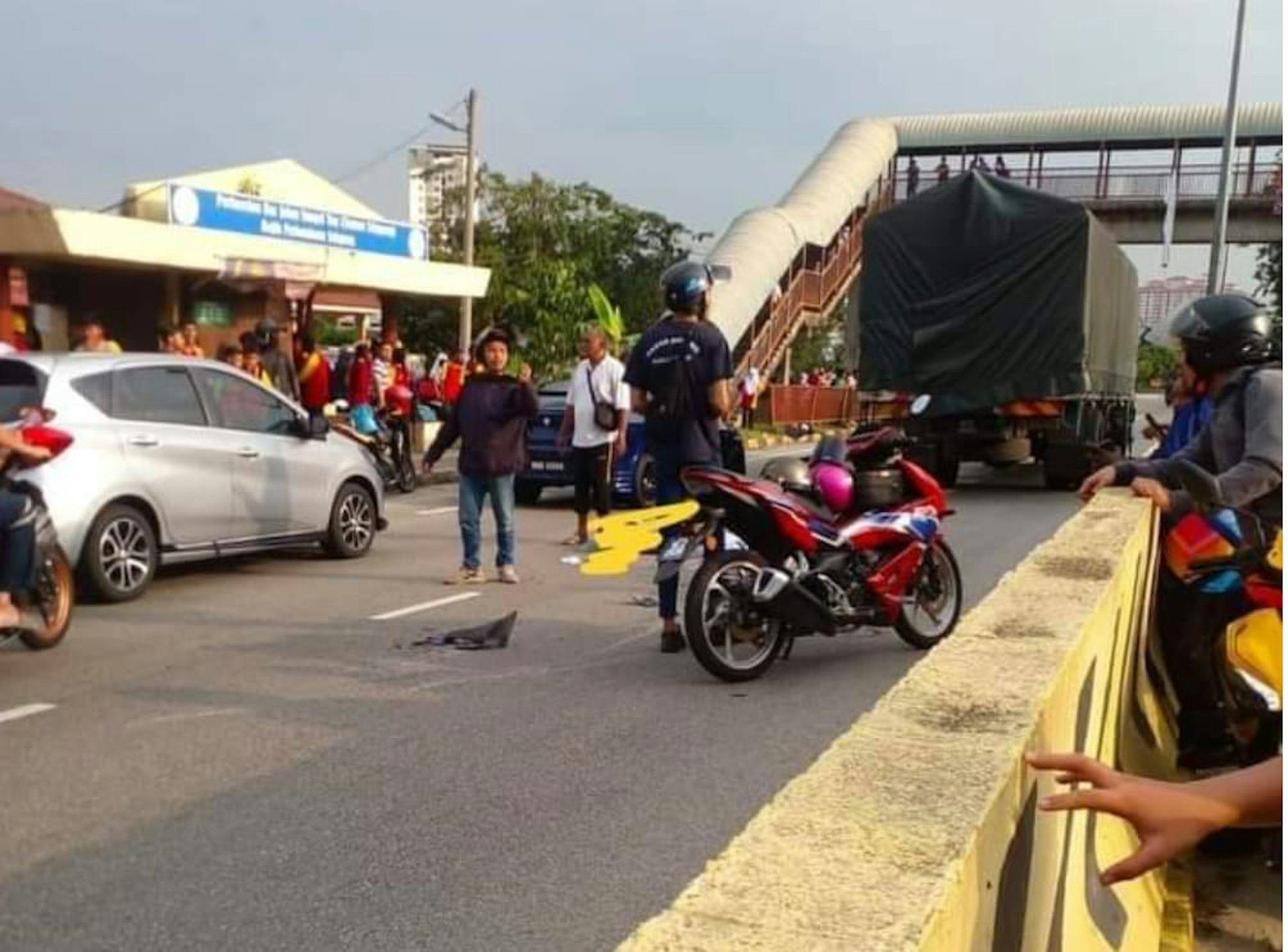莫哈末凱里駕駛電單車接載8歲女兒凱拉回家,行經一輛停泊在路邊的車輛時,車門突然被打開,莫哈末凱里閃避不及撞上車門,與女兒雙雙摔車倒地。(網上圖片)(網上圖片) 莫哈末凱里駕駛電單車接載8歲女兒凱拉回家,行經一輛停泊在路邊的車輛時,車門突然被打開,莫哈末凱里閃避不及撞上車門,與女兒雙雙摔車倒地。(網上圖片)(網上圖片)