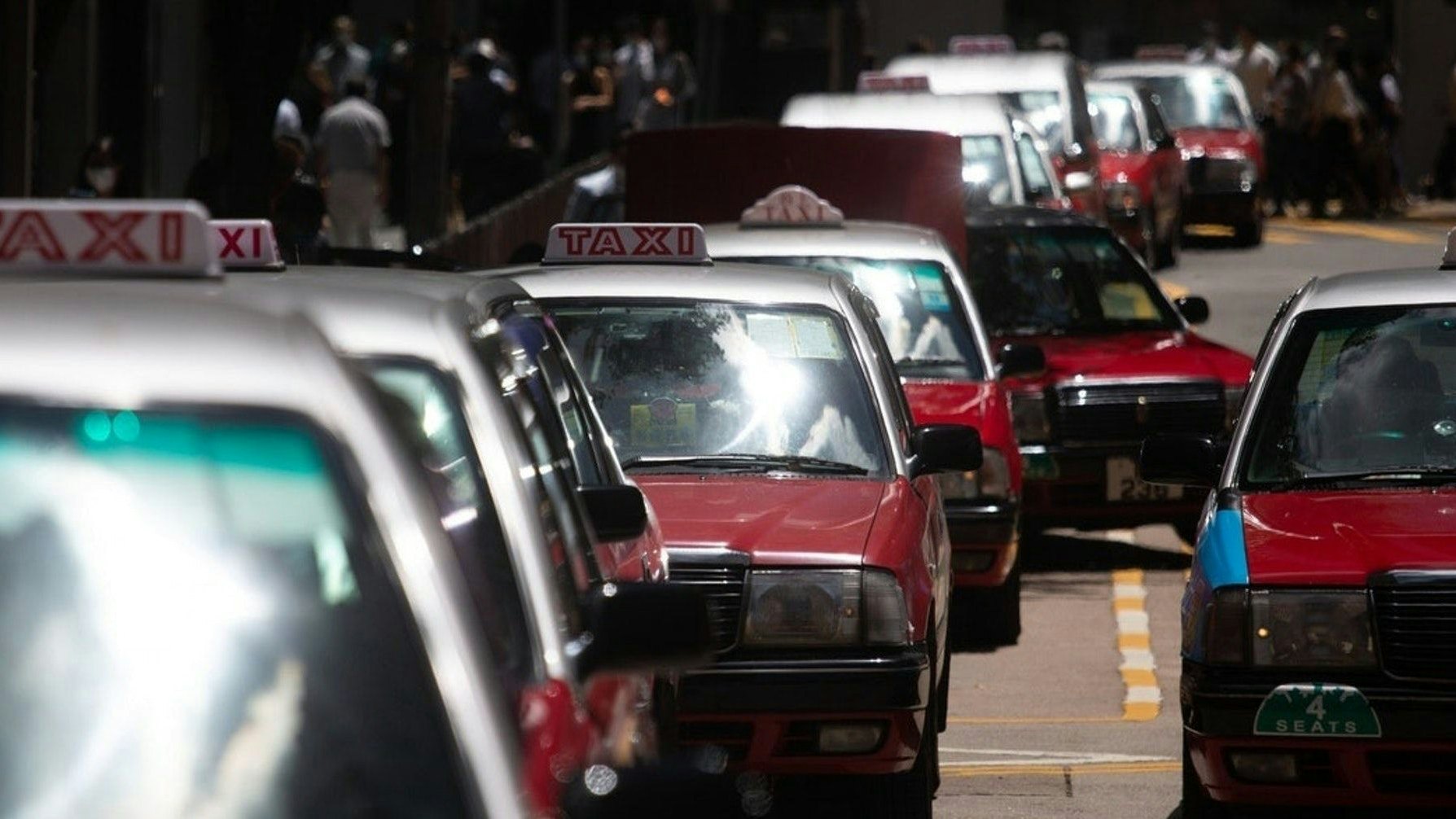 政府下月邀的士業申車隊牌照 商會表明無興趣 研強制裝攝錄機 政府下月邀的士業申車隊牌照 商會表明無興趣 研強制裝攝錄機