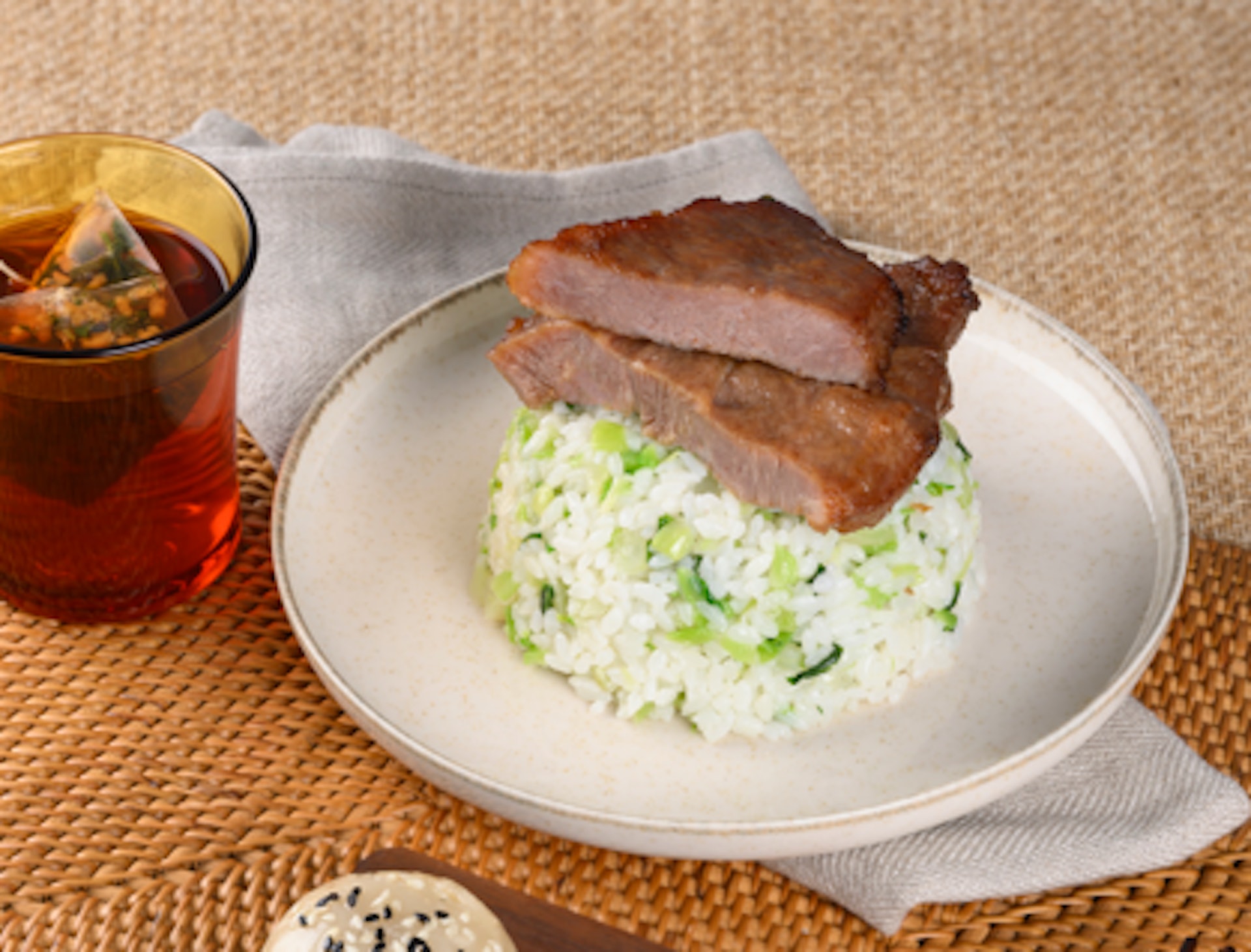 秘製豬扒菜飯,售價$65(HK Express圖片) 秘製豬扒菜飯,售價$65(HK Express圖片)