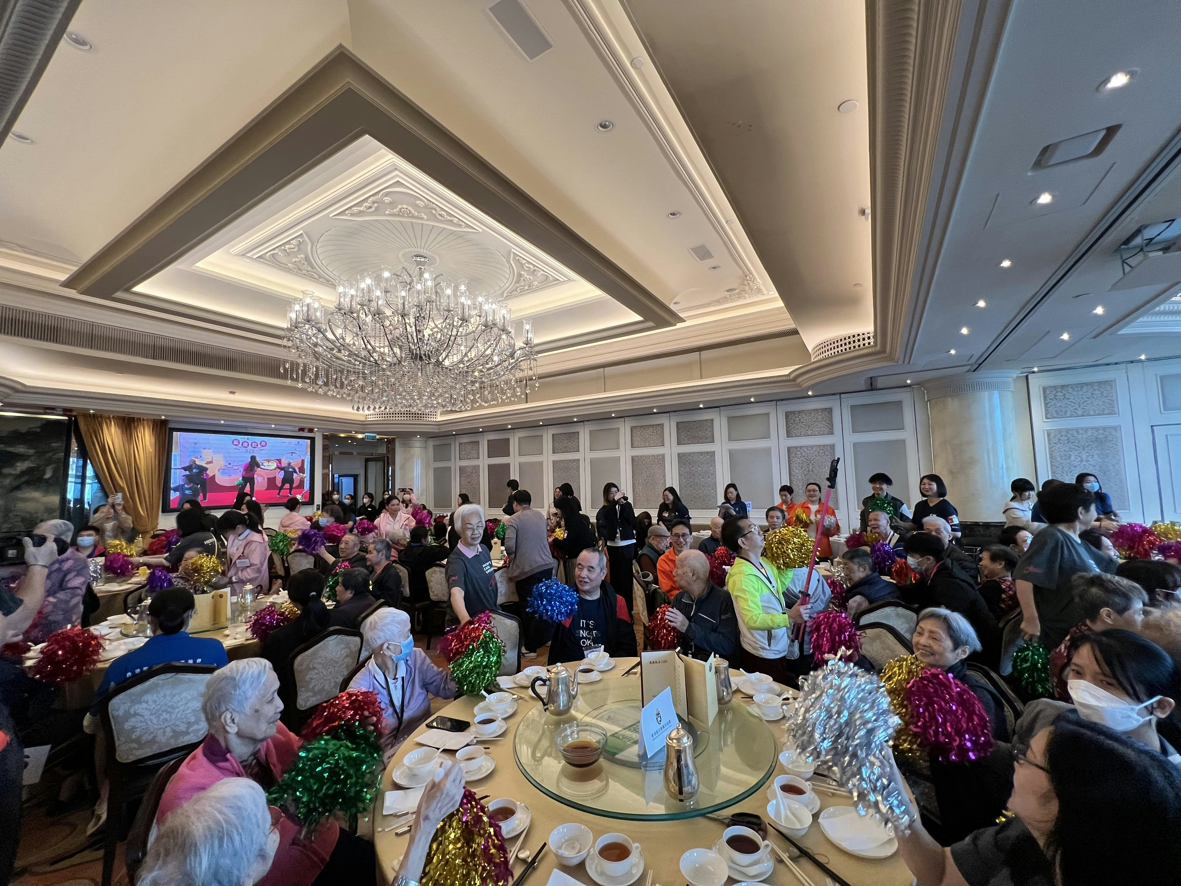 美心集团联同圣公会福利协会及尊贤会3月27日，于中环大会堂美心皇宫举办《万岁饮茶O2O》活动，向长者致敬。（何倩瑜摄）