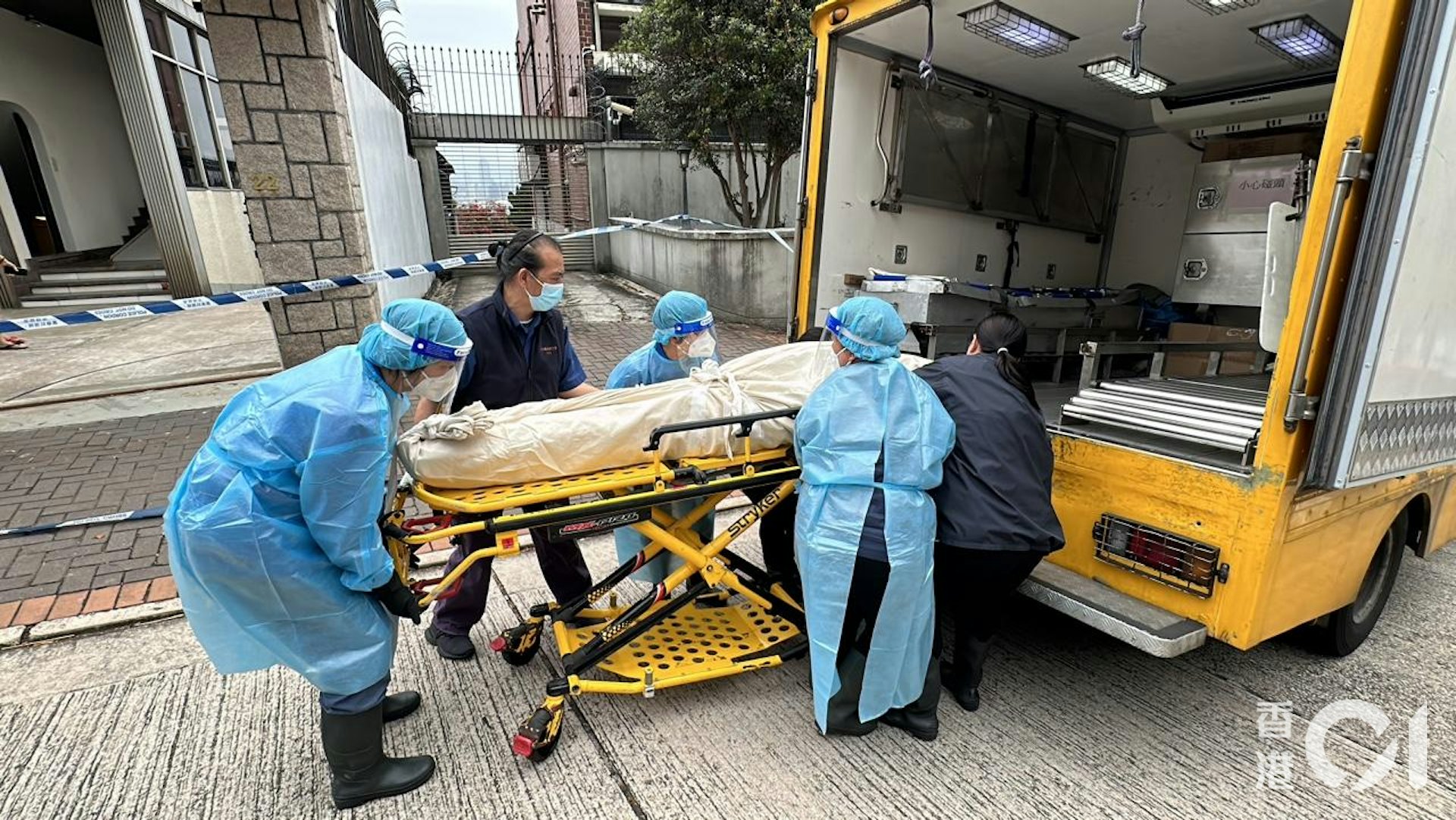 畢架山「榮光第」發生命案,老夫婦一死一昏迷,警方將案件列謀殺及企圖自殺案,男死者遺體由仵工舁往殮房。(馬耀文攝) 畢架山「榮光第」發生命案,老夫婦一死一昏迷,警方將案件列謀殺及企圖自殺案,男死者遺體由仵工舁往殮房。(馬耀文攝)