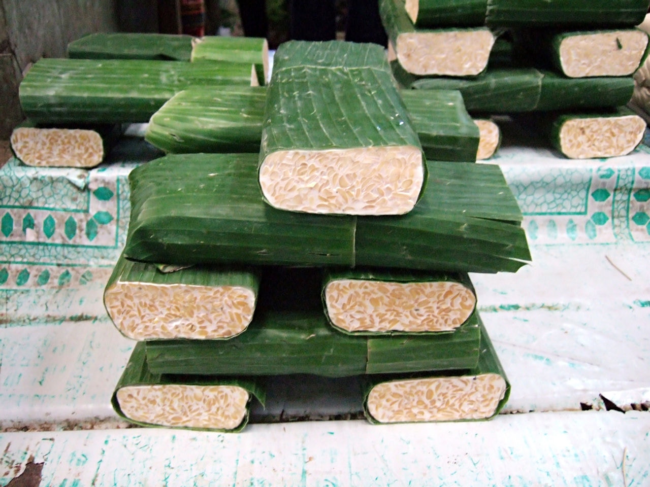米酵菌酸（Bongkrekic Acid）通常存在于一种名为Tempeh Bongkrek的椰子发酵产品中，这个产品在东南亚地区很受欢迎，这种毒素因此得名。（Nature's Poisons）