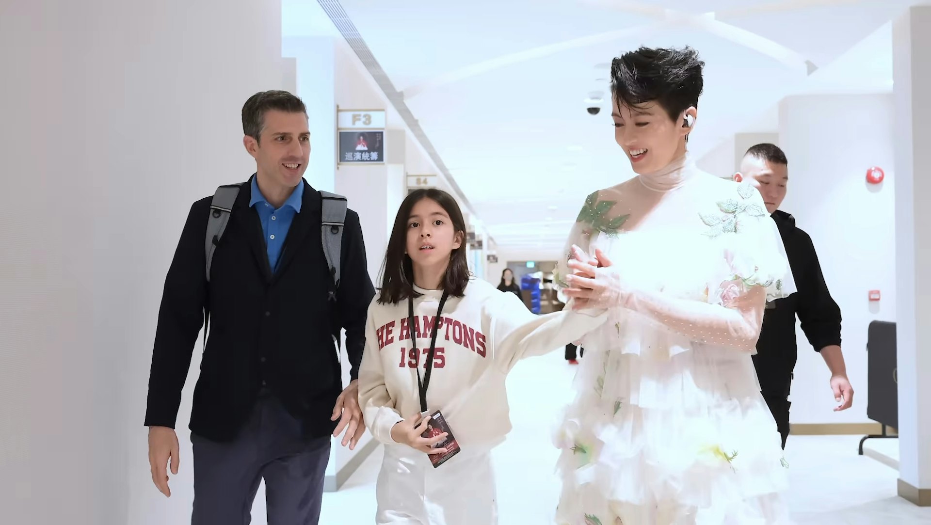 梁咏琪一家三口幸福美满。