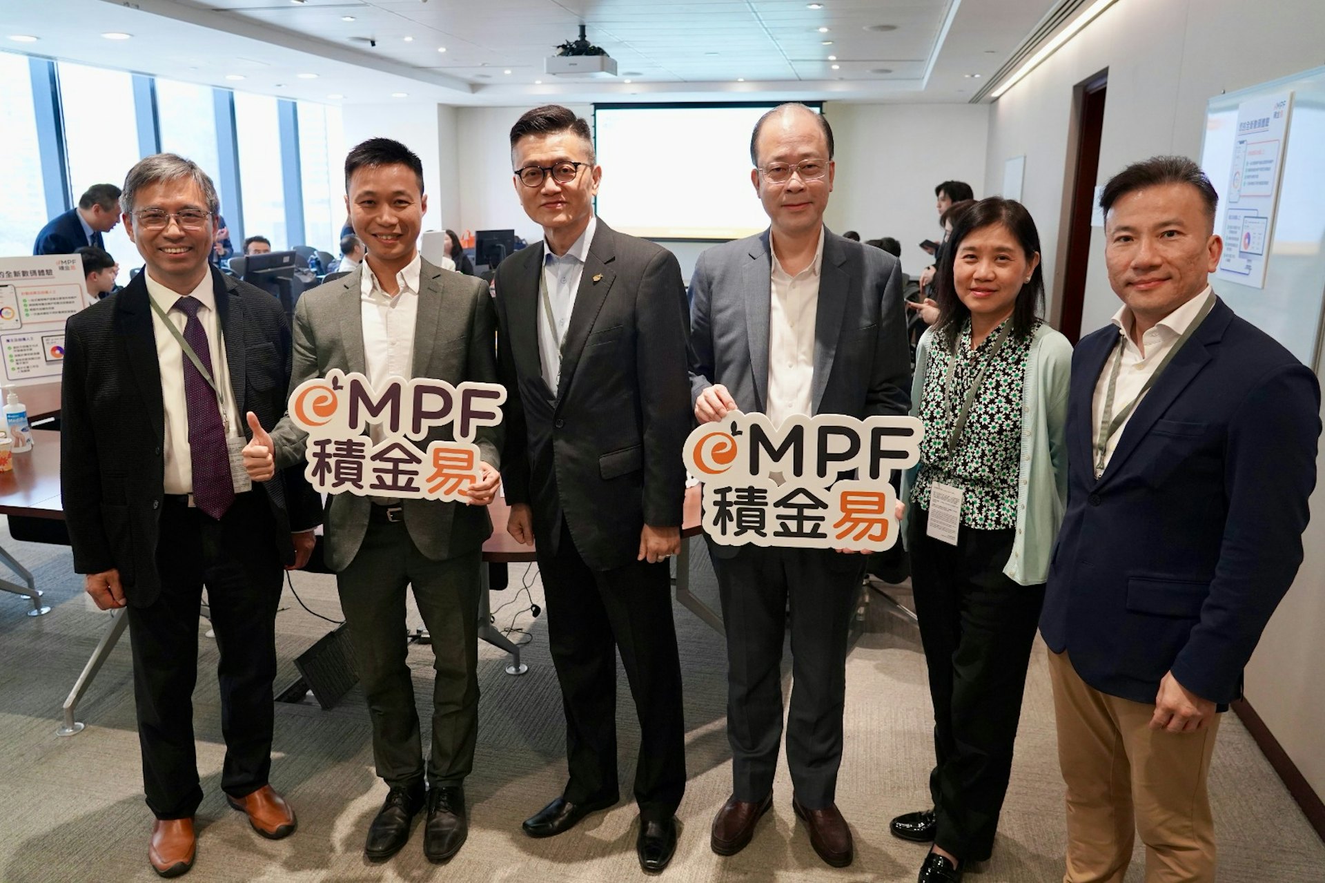 積金局在立法會設置「積金易」平台試用會,首日林振昇與勞聯拍檔周小松一起試用。(林振昇Facebook) 積金局在立法會設置「積金易」平台試用會,首日林振昇與勞聯拍檔周小松一起試用。(林振昇Facebook)