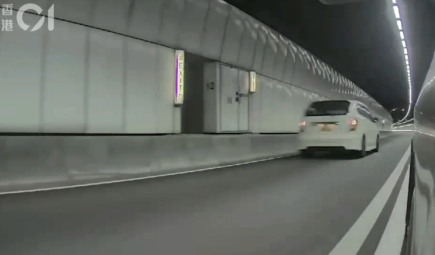 从读者片段可见，涉事白色私家车在管道内逆线行驶。(读者田先生提供)