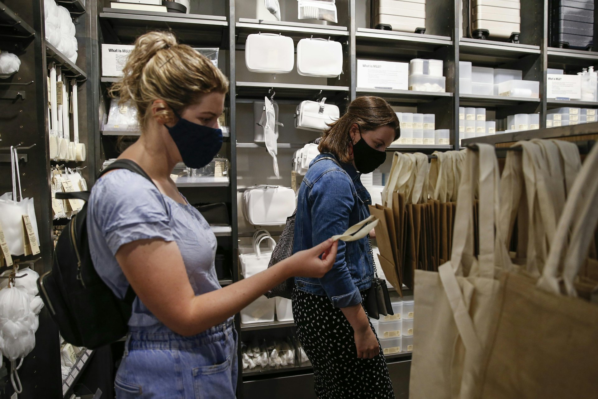 英國無印良品：圖為2020年7月11日，一批顧客在倫敦的無印分店內購物。當時正值疫情，英格蘭政府建議民眾進入室內空間時都應戴口罩。（Getty Images）