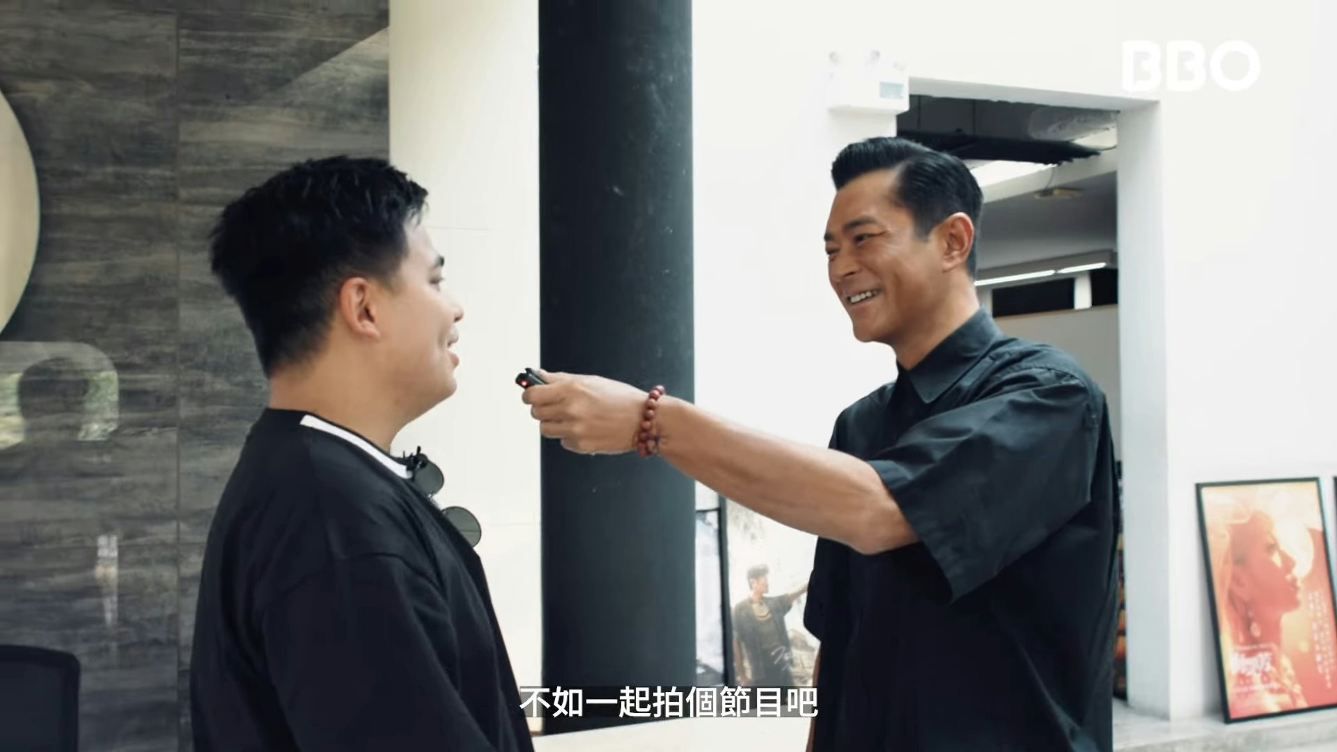 混血肥仔殺入泰國天下一公司請古天樂拍旅遊節目。(《尋泰記》節目截圖) 混血肥仔殺入泰國天下一公司請古天樂拍旅遊節目。(《尋泰記》節目截圖)