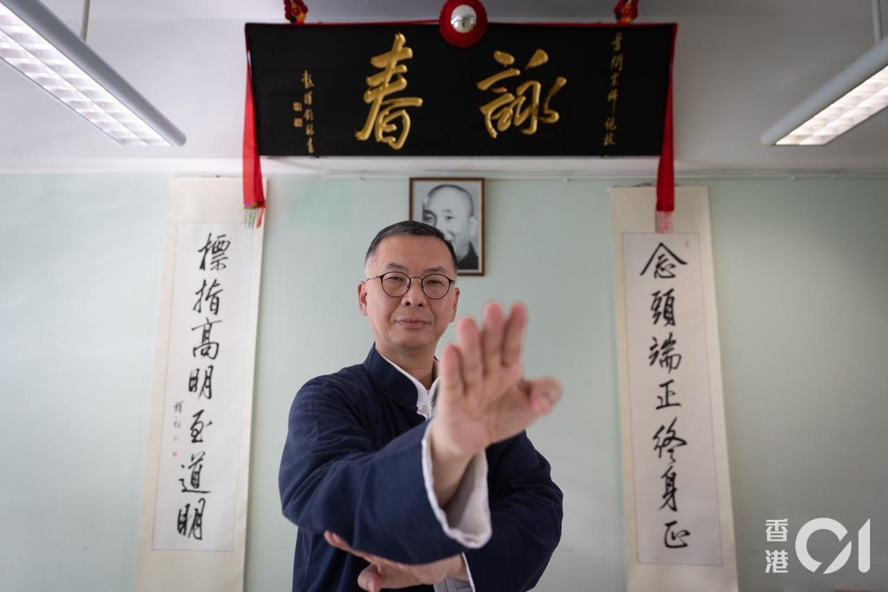 明愛莊月明中學於本學年起推動詠春普及化,所有學生均由彭耀鈞校長親自教授。(廖雁雄攝) 明愛莊月明中學於本學年起推動詠春普及化,所有學生均由彭耀鈞校長親自教授。(廖雁雄攝)