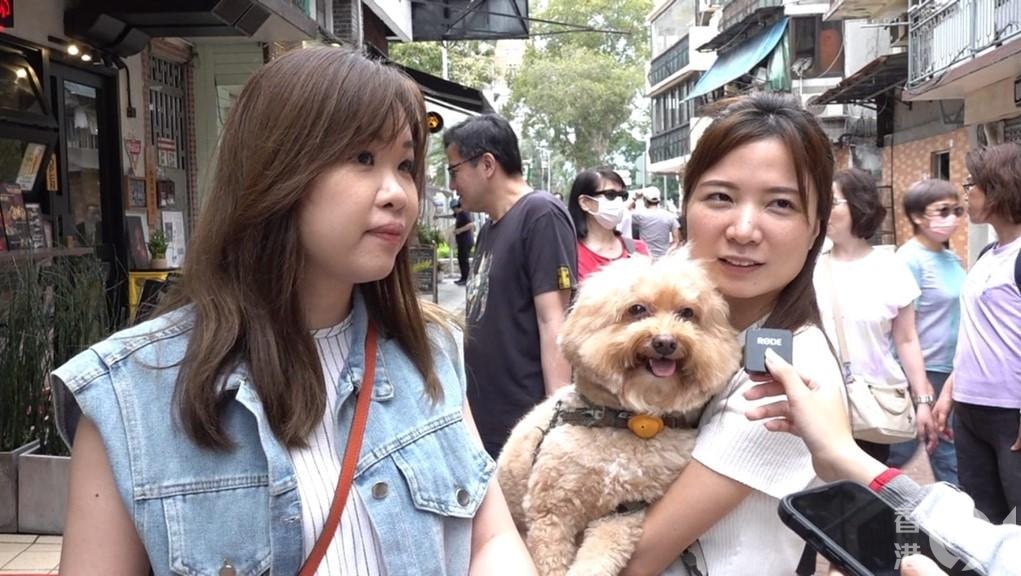梁小姐和邓小姐今日同样亦带同宠物到西贡游玩，他们指，通常都是放假才来西贡，但发现今日人流比之前放假少一半。（周智坚摄）