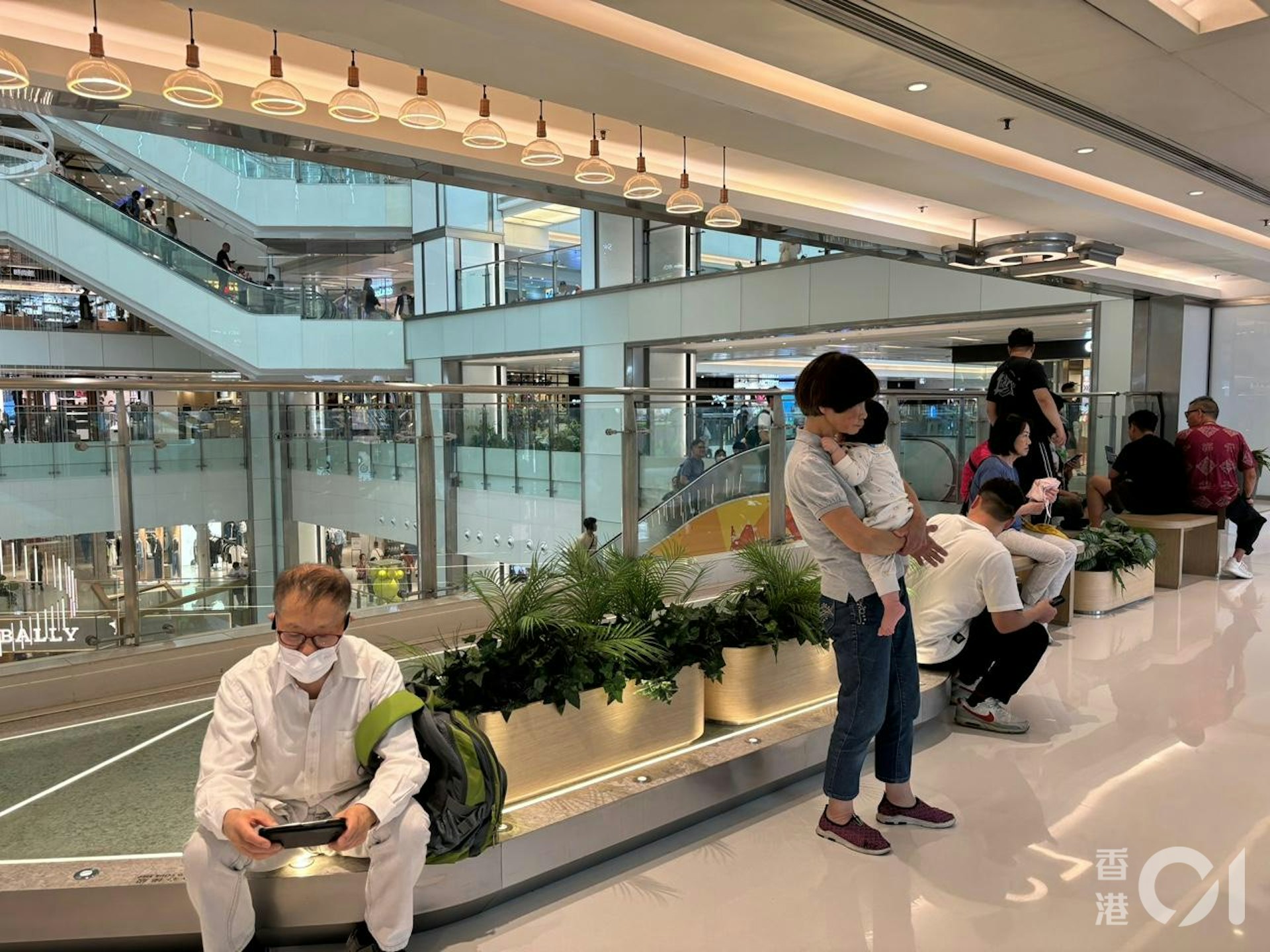 商場每層的公共座位均有遊人坐下。(梁祖兒攝) 商場每層的公共座位均有遊人坐下。(梁祖兒攝)