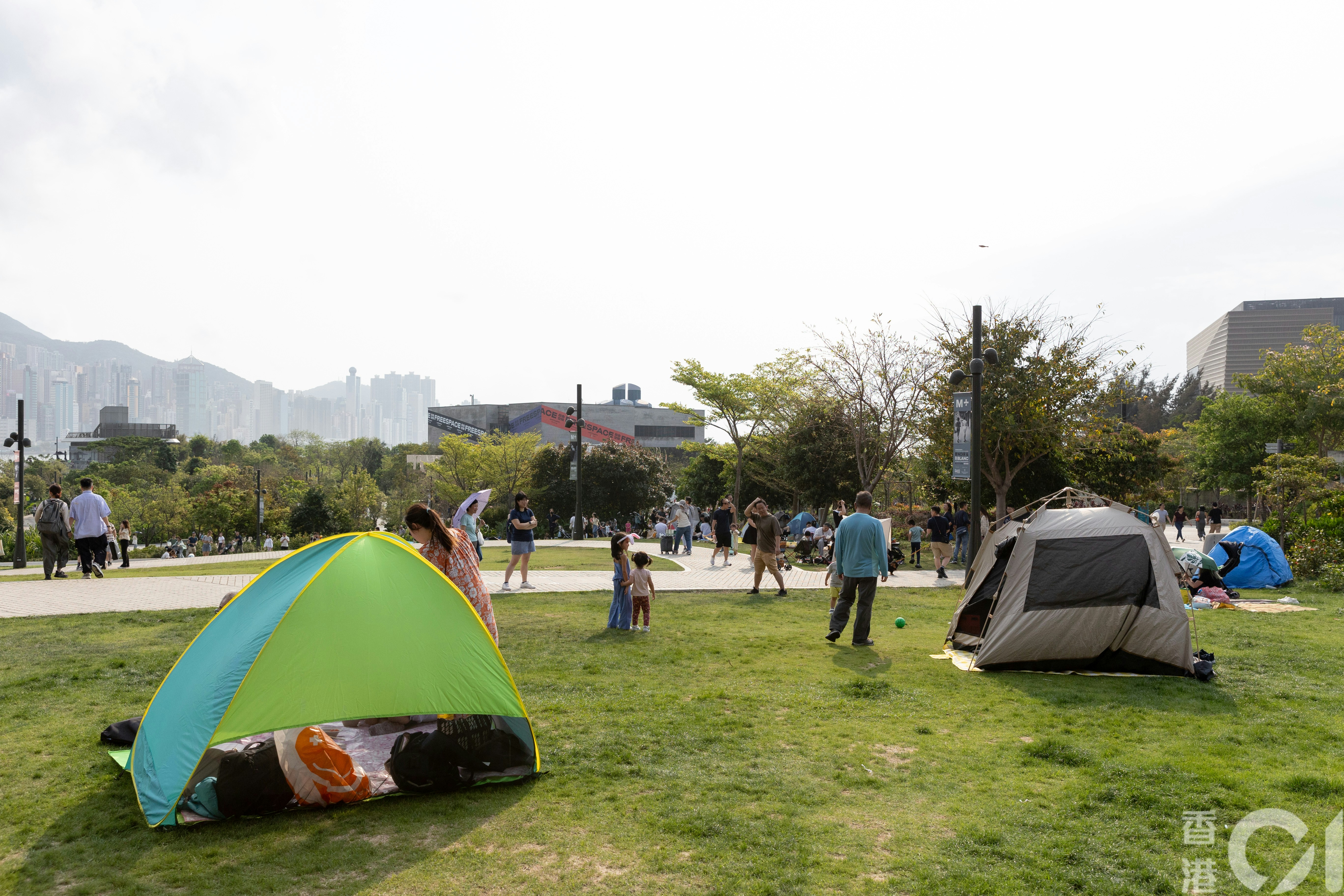 復活節假期第二日（30日），西九文化區下午有不少市民鋪蓆野餐，但人流未如常。（夏家朗攝）