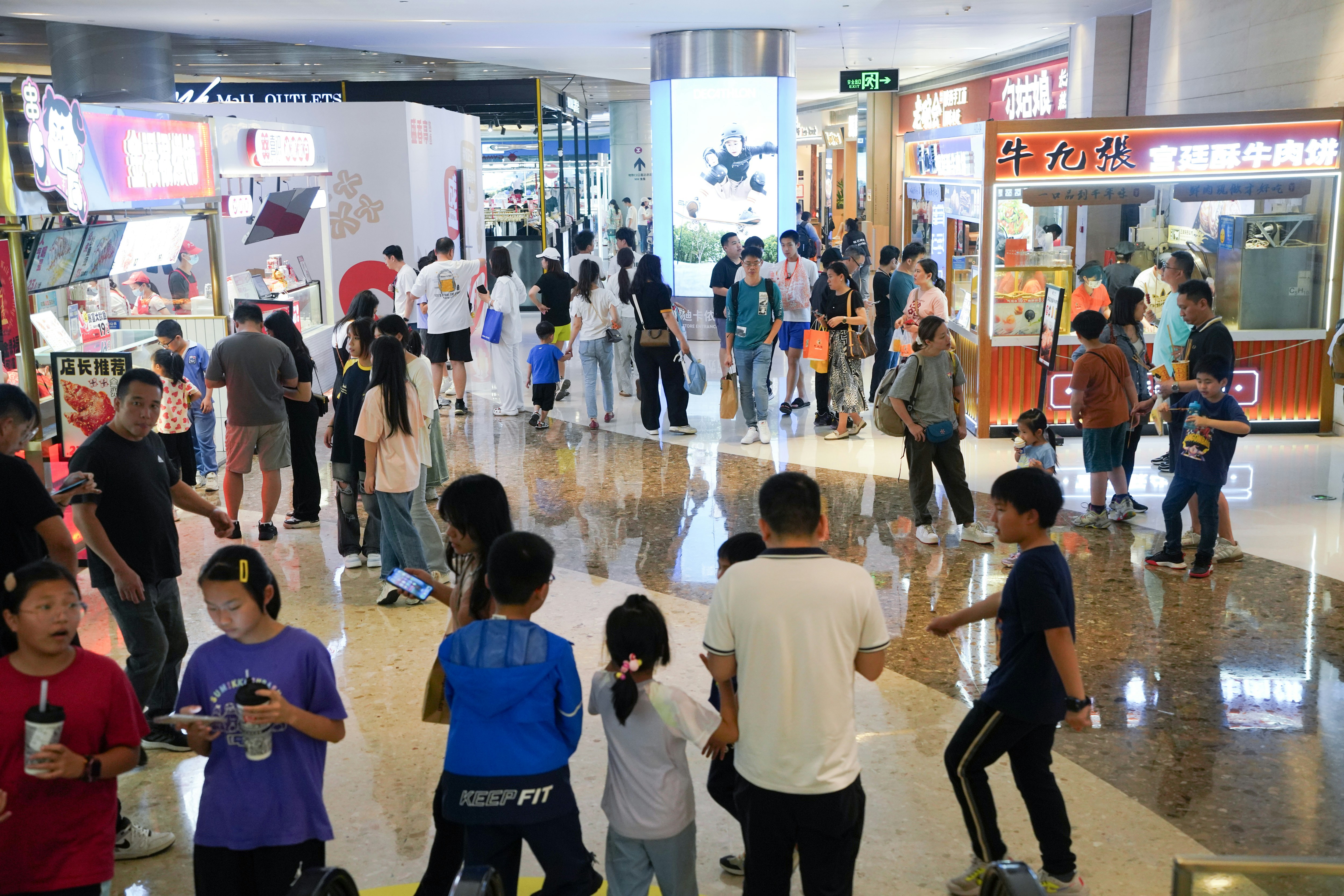 观澜湖新城MH Mall今午人头涌涌，食肆及娱乐设施均挤满人群。（黄浩谦摄）